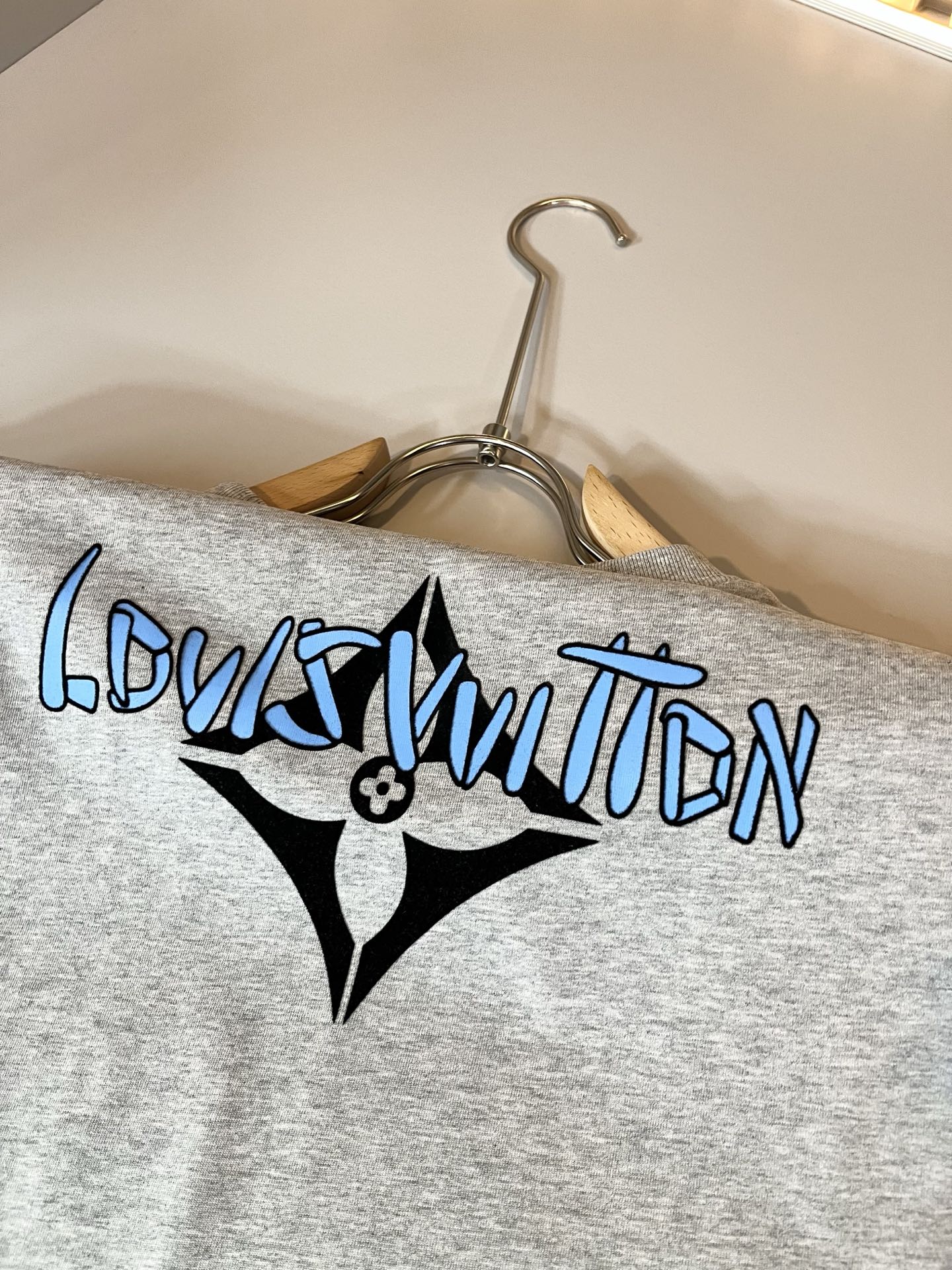 LouisVuitt*路易*登 2026春夏全新系列单品上线，非常时髦前卫的一款男女同款短袖T恤，标识l