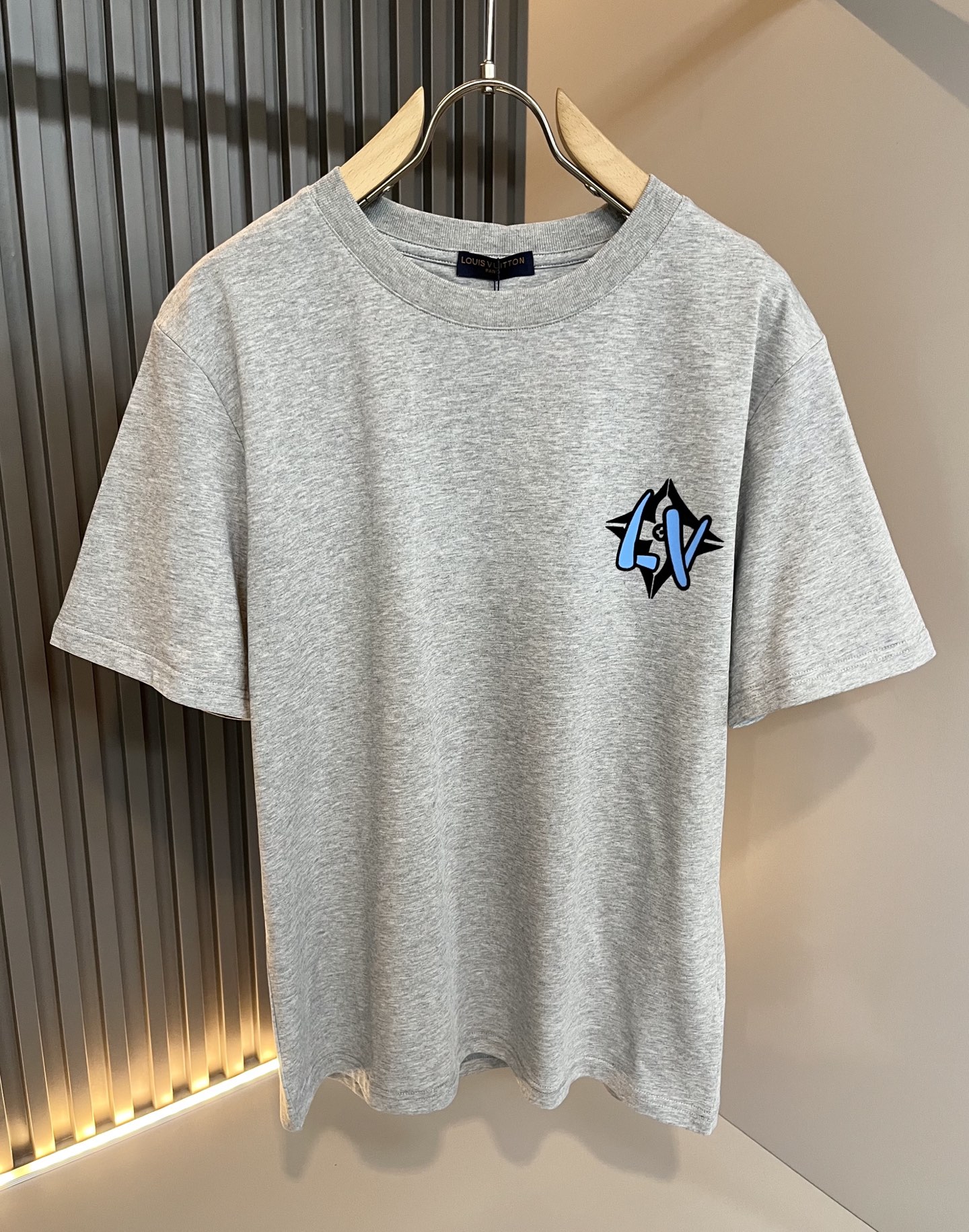 LouisVuitt*路易*登 2026春夏全新系列单品上线，非常时髦前卫的一款男女同款短袖T恤，标识l