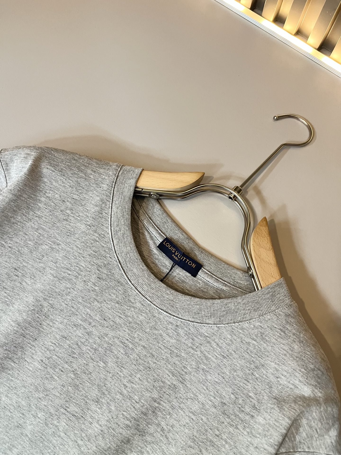 LouisVuitt*路易*登 2026春夏全新系列单品上线，非常时髦前卫的一款男女同款短袖T恤，标识l