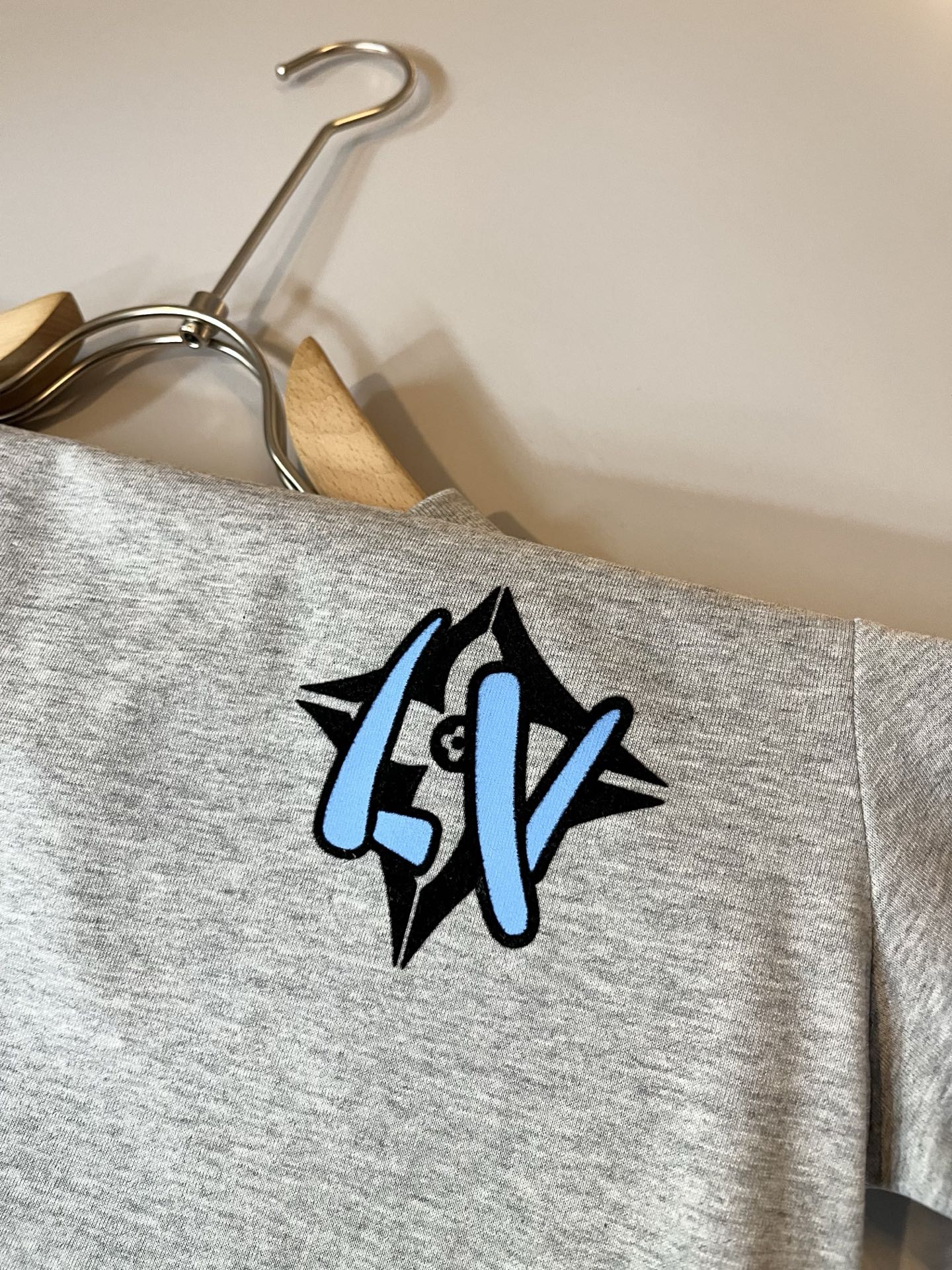 LouisVuitt*路易*登 2026春夏全新系列单品上线，非常时髦前卫的一款男女同款短袖T恤，标识l