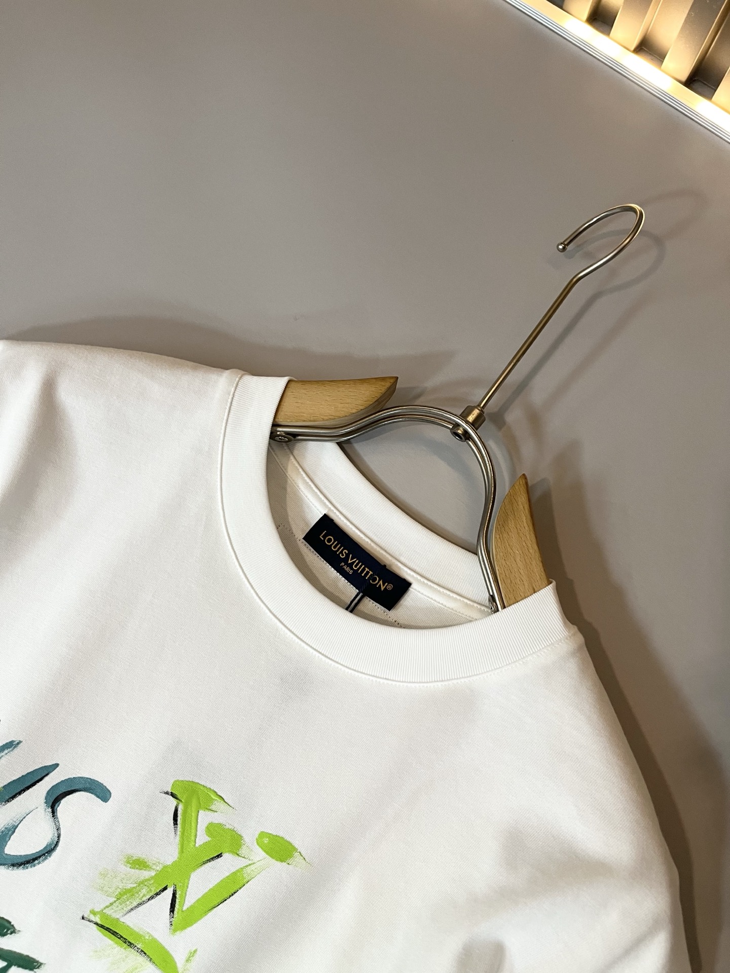 LouisVuitt*路易*登 2026春夏全新系列单品上线，非常时髦前卫的一款男女同款短袖T恤，标识l