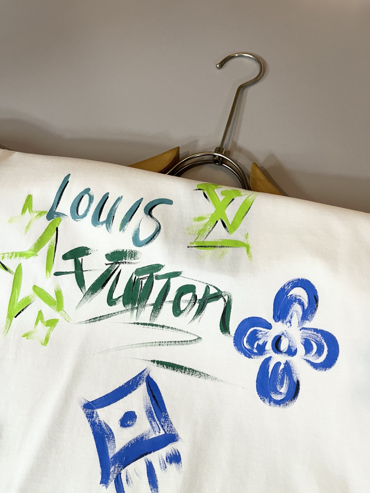 LouisVuitt*路易*登 2026春夏全新系列单品上线，非常时髦前卫的一款男女同款短袖T恤，标识l