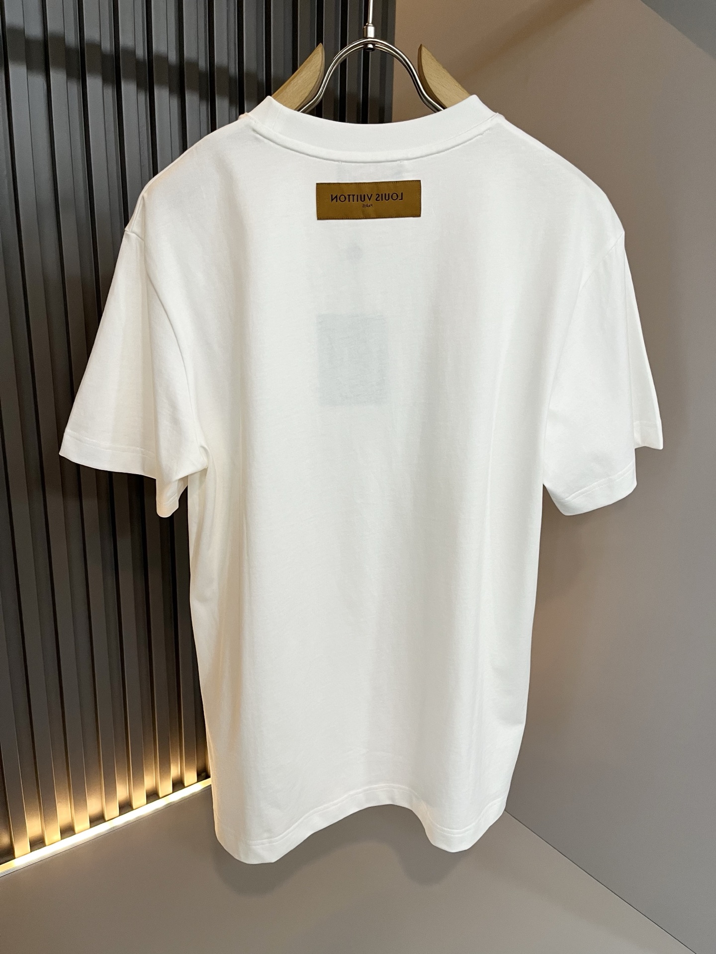 LouisVuitt*路易*登 2026春夏全新系列单品上线，非常时髦前卫的一款男女同款短袖T恤，标识l