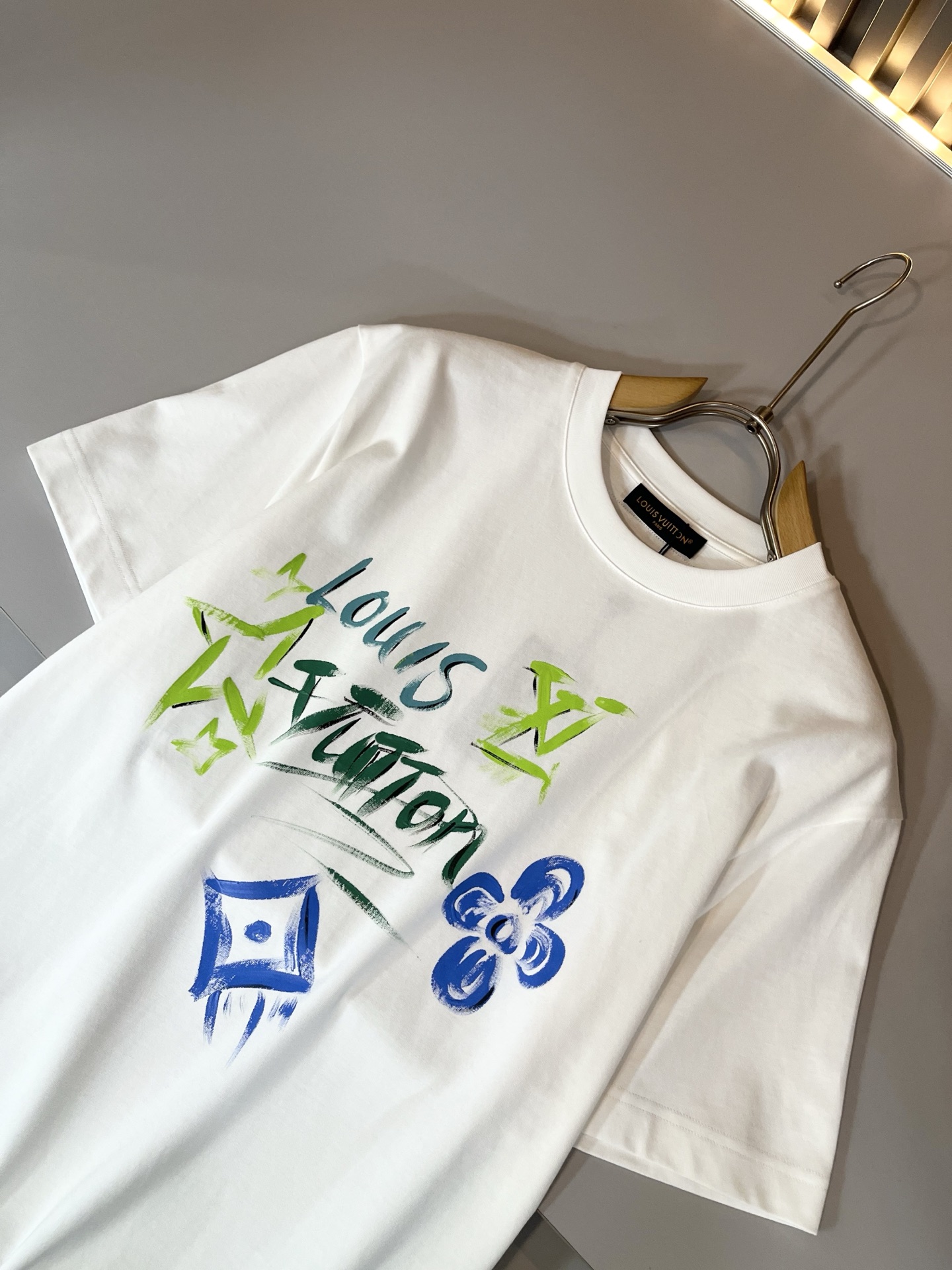 LouisVuitt*路易*登 2026春夏全新系列单品上线，非常时髦前卫的一款男女同款短袖T恤，标识l