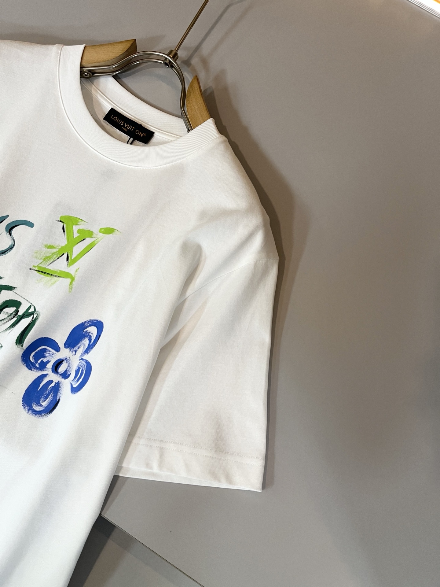 LouisVuitt*路易*登 2026春夏全新系列单品上线，非常时髦前卫的一款男女同款短袖T恤，标识l