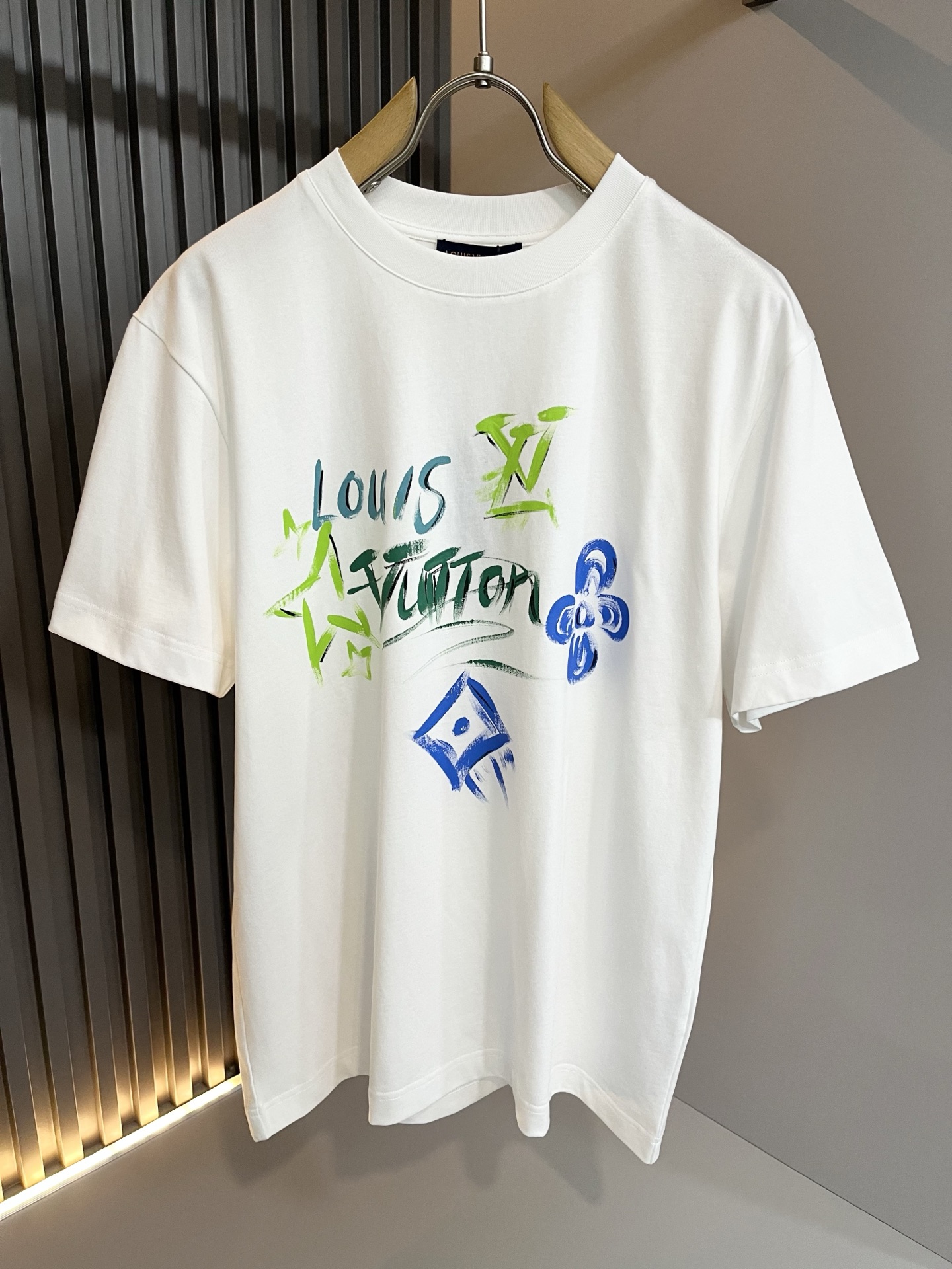 LouisVuitt*路易*登 2026春夏全新系列单品上线，非常时髦前卫的一款男女同款短袖T恤，标识l