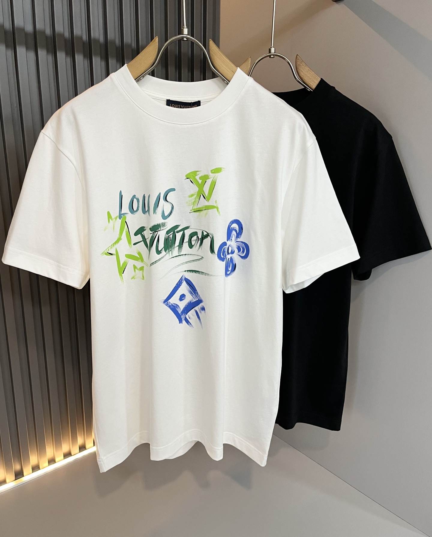 LouisVuitt*路易*登 2026春夏全新系列单品上线，非常时髦前卫的一款男女同款短袖T恤，标识l