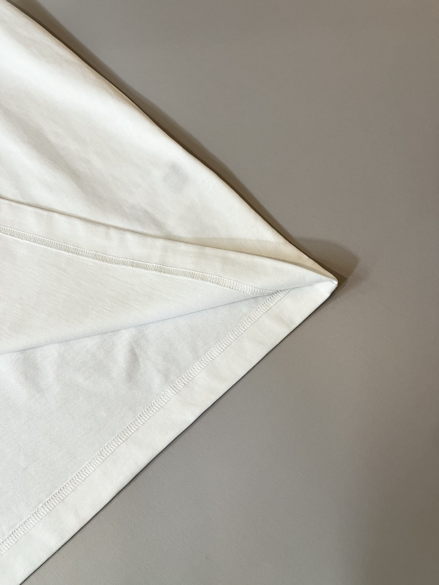 LouisVuitt*路易*登 2026春夏全新系列单品上线，非常时髦前卫的一款男女同款短袖T恤，标识l