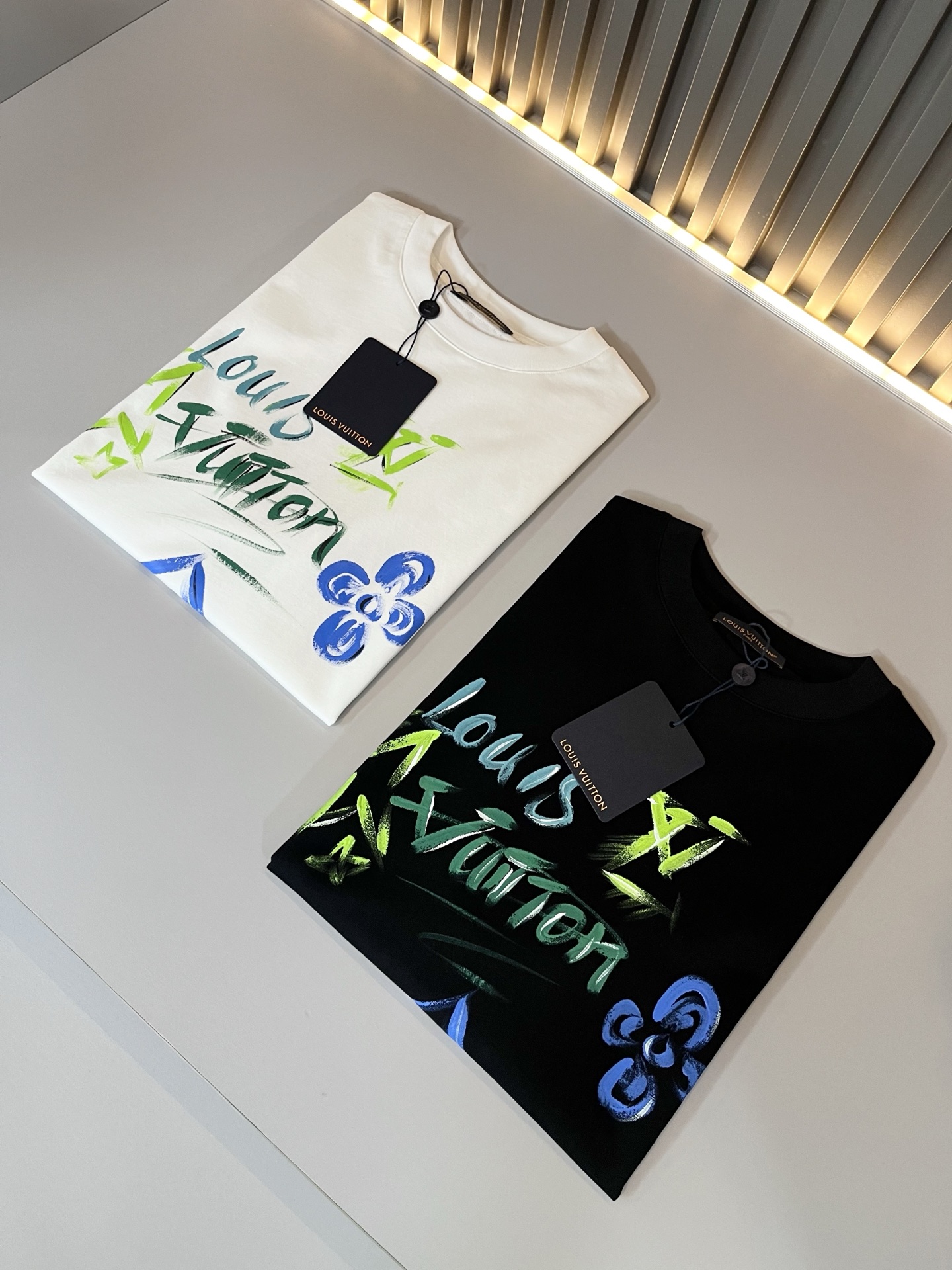 LouisVuitt*路易*登 2026春夏全新系列单品上线，非常时髦前卫的一款男女同款短袖T恤，标识l