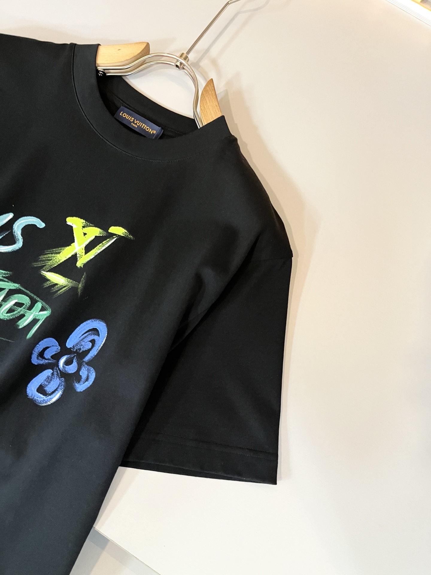 LouisVuitt*路易*登 2026春夏全新系列单品上线，非常时髦前卫的一款男女同款短袖T恤，标识l