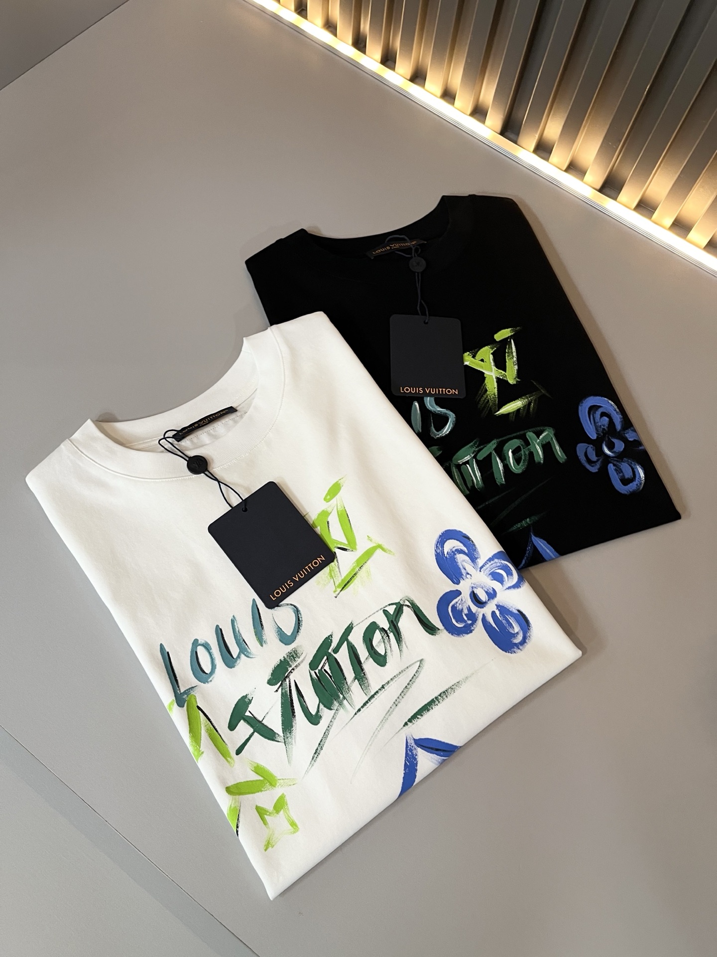 LouisVuitt*路易*登 2026春夏全新系列单品上线，非常时髦前卫的一款男女同款短袖T恤，标识l