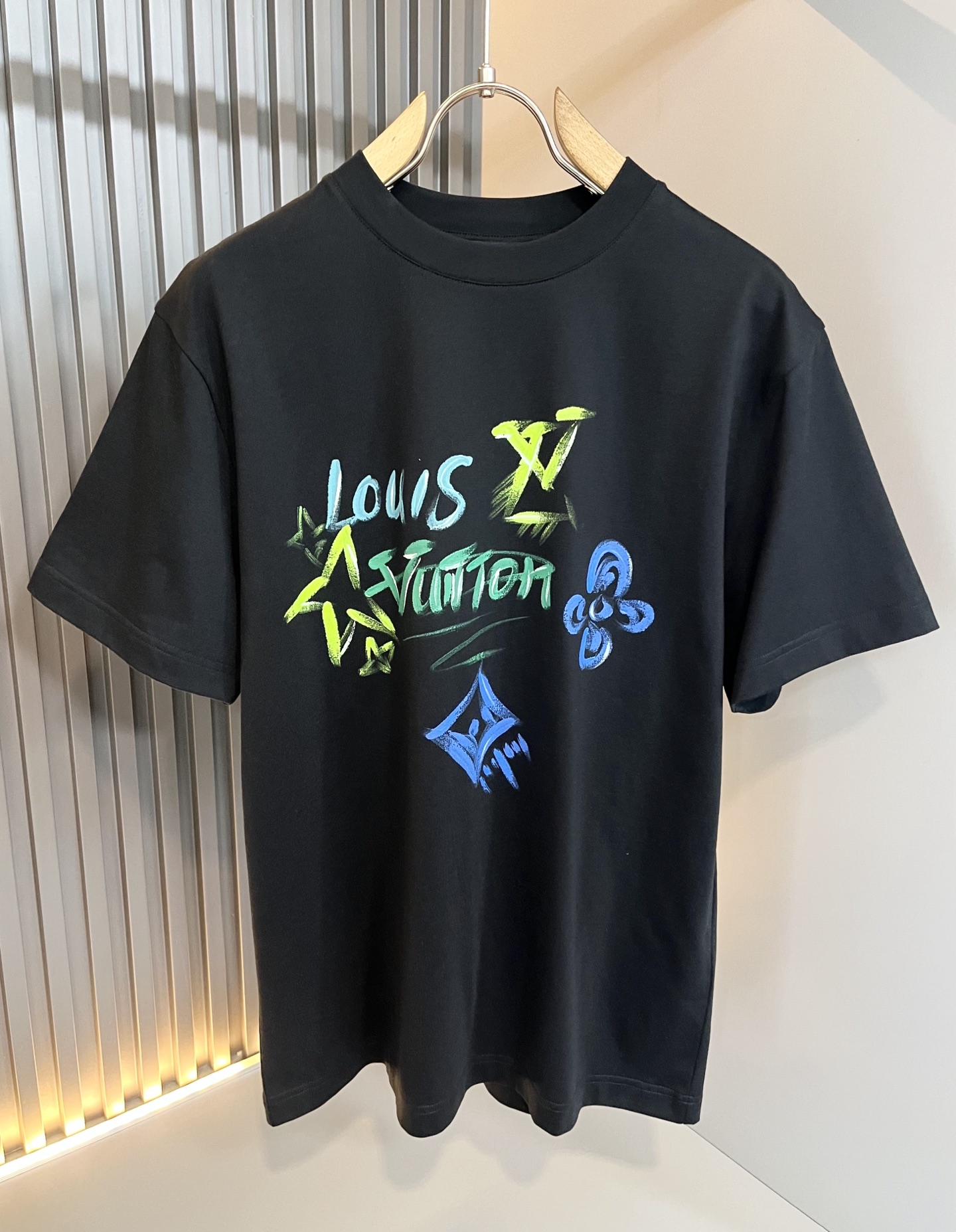 LouisVuitt*路易*登 2026春夏全新系列单品上线，非常时髦前卫的一款男女同款短袖T恤，标识l