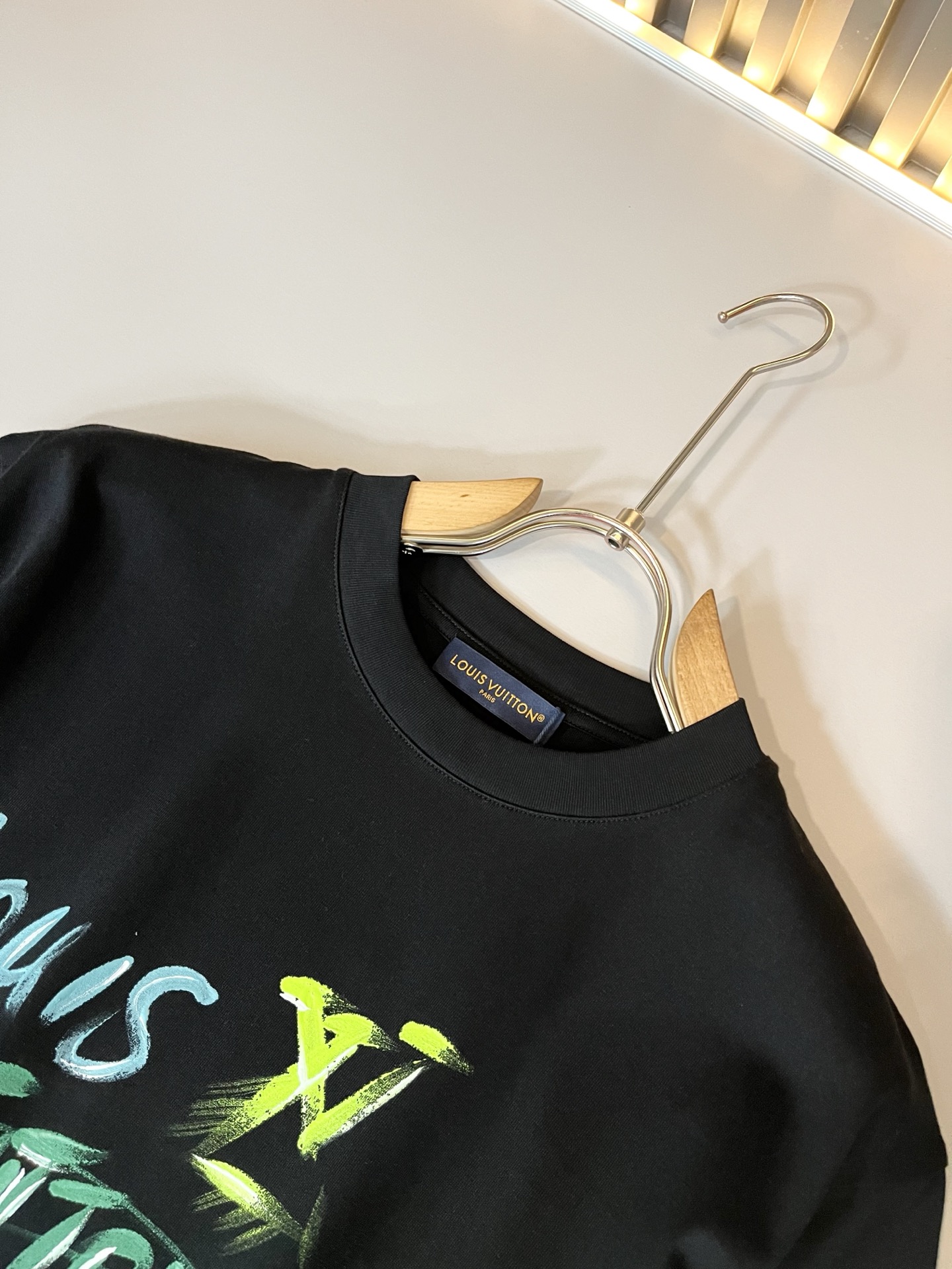 LouisVuitt*路易*登 2026春夏全新系列单品上线，非常时髦前卫的一款男女同款短袖T恤，标识l