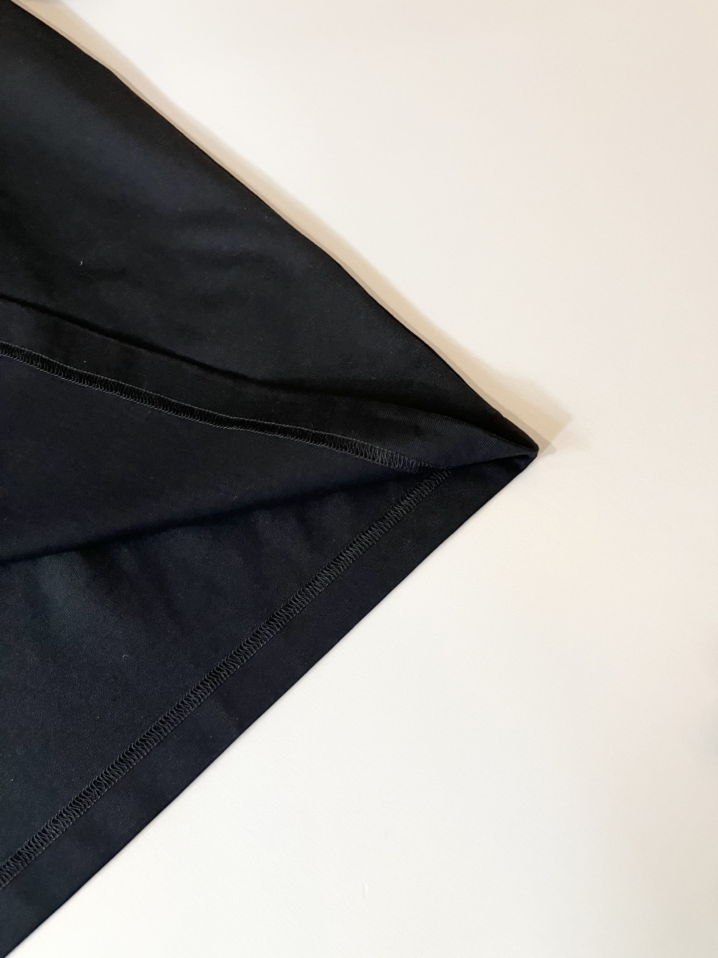 LouisVuitt*路易*登 2026春夏全新系列单品上线，非常时髦前卫的一款男女同款短袖T恤，标识l