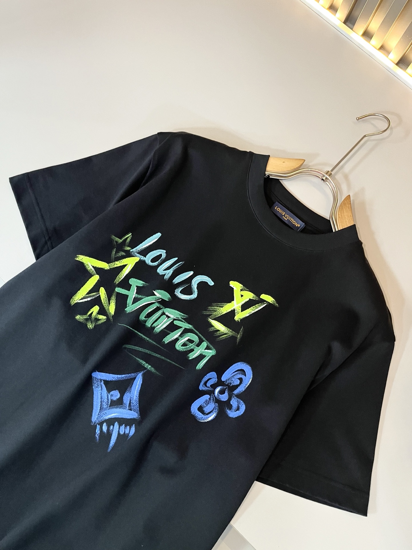 LouisVuitt*路易*登 2026春夏全新系列单品上线，非常时髦前卫的一款男女同款短袖T恤，标识l