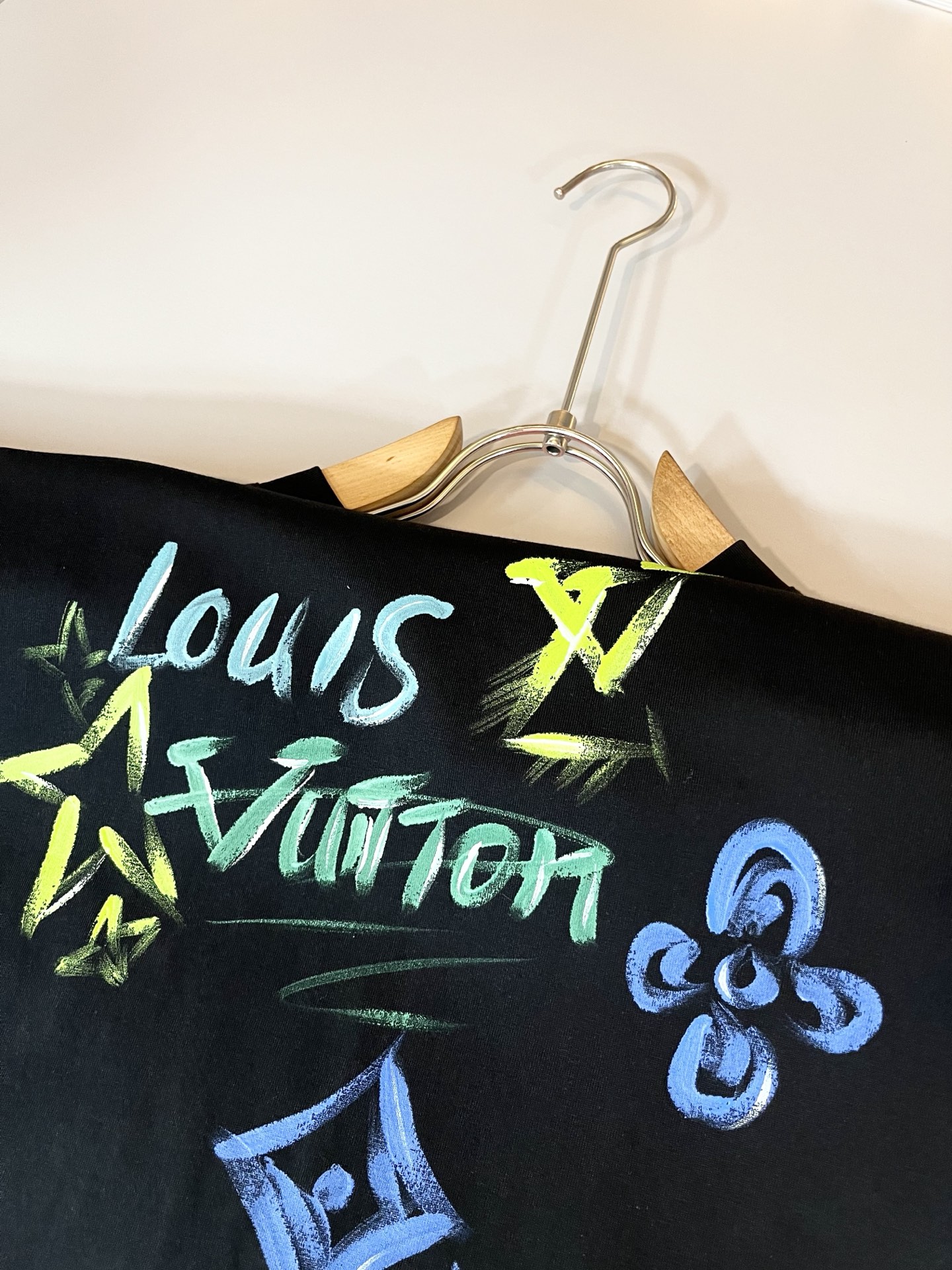 LouisVuitt*路易*登 2026春夏全新系列单品上线，非常时髦前卫的一款男女同款短袖T恤，标识l