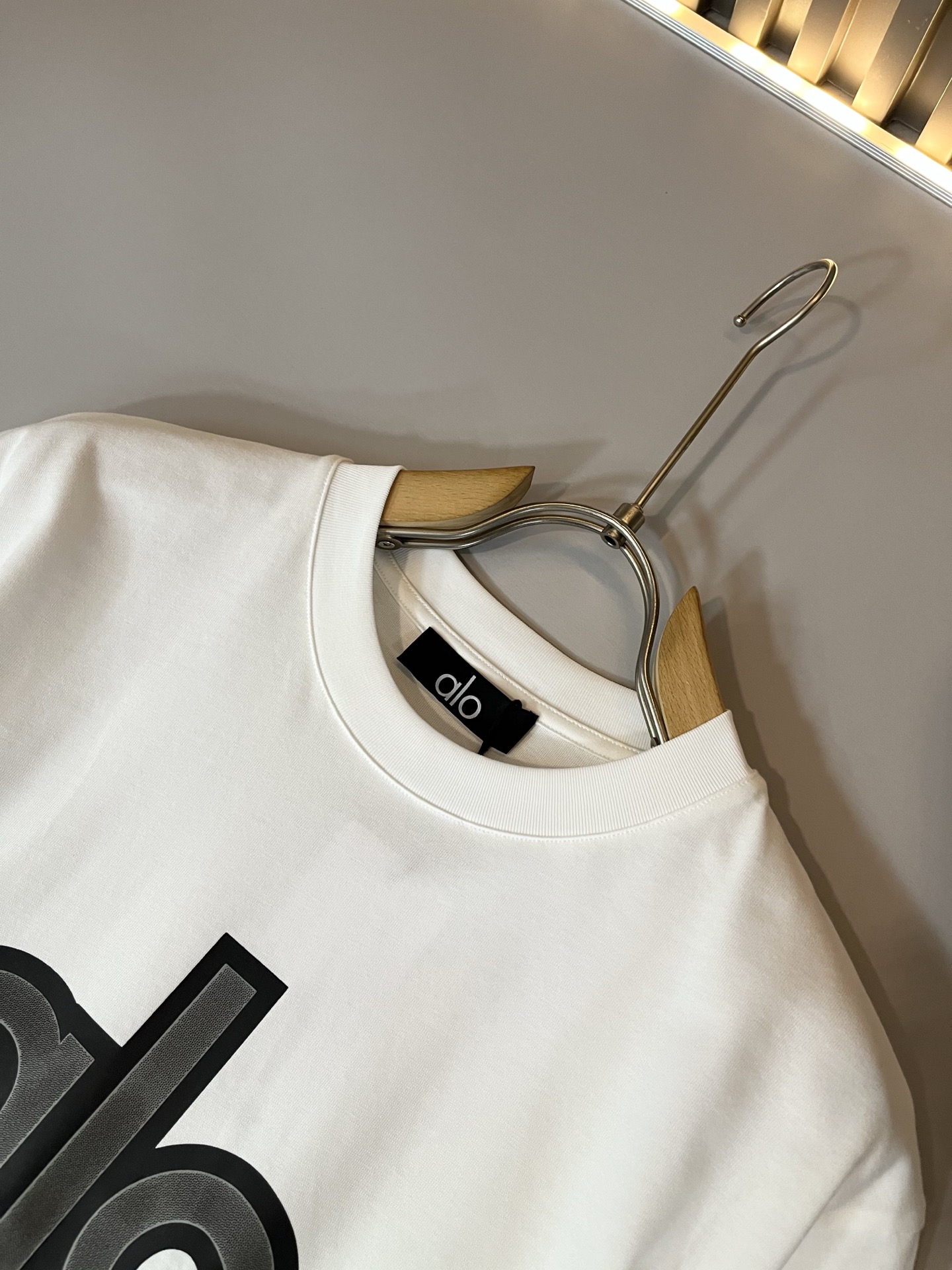 Alo2026春夏全新系列单品上线，非常时髦前卫的一款男女同款短袖T恤，标识logo图案刺绣修饰！区别于