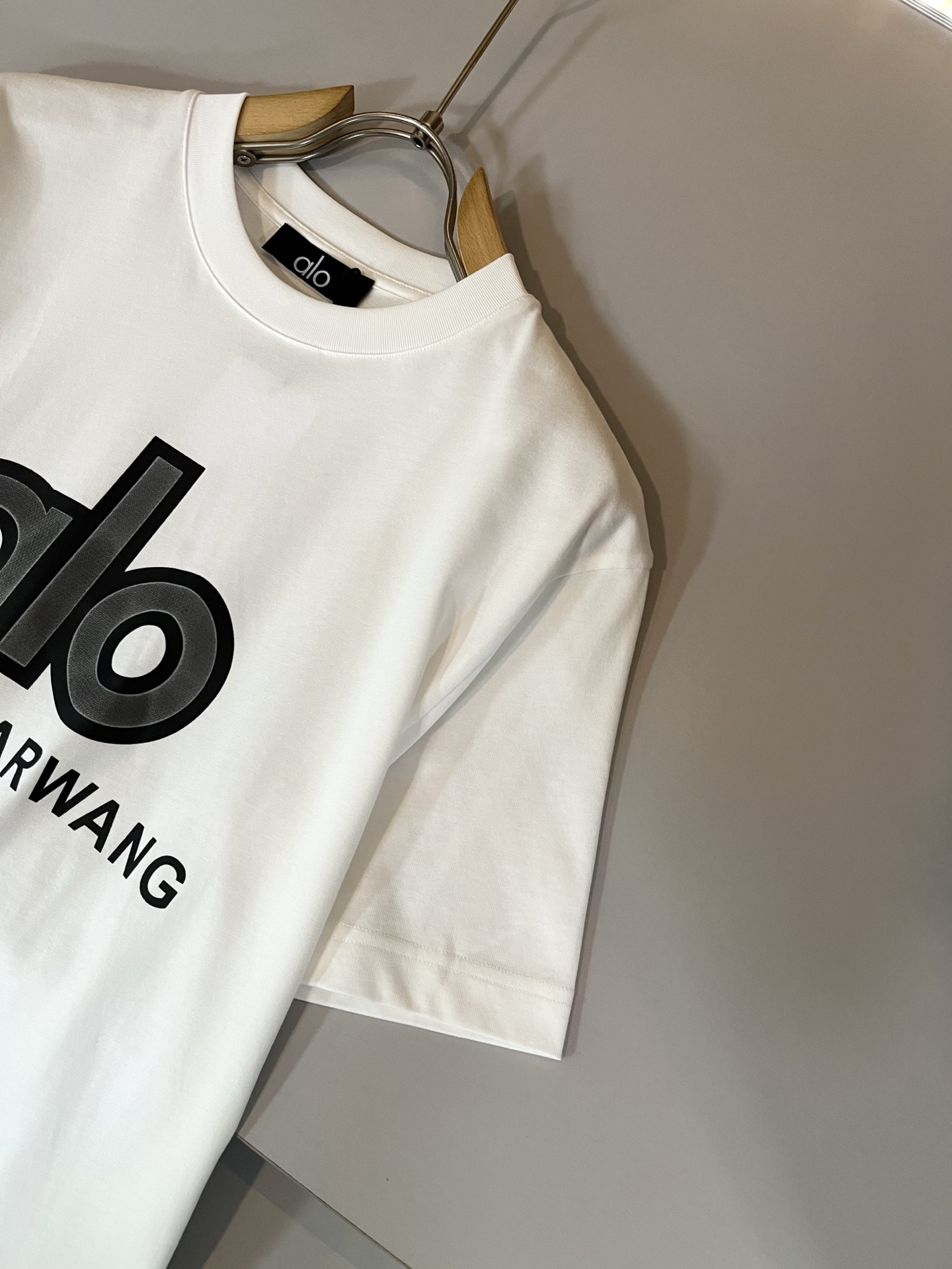 Alo2026春夏全新系列单品上线，非常时髦前卫的一款男女同款短袖T恤，标识logo图案刺绣修饰！区别于