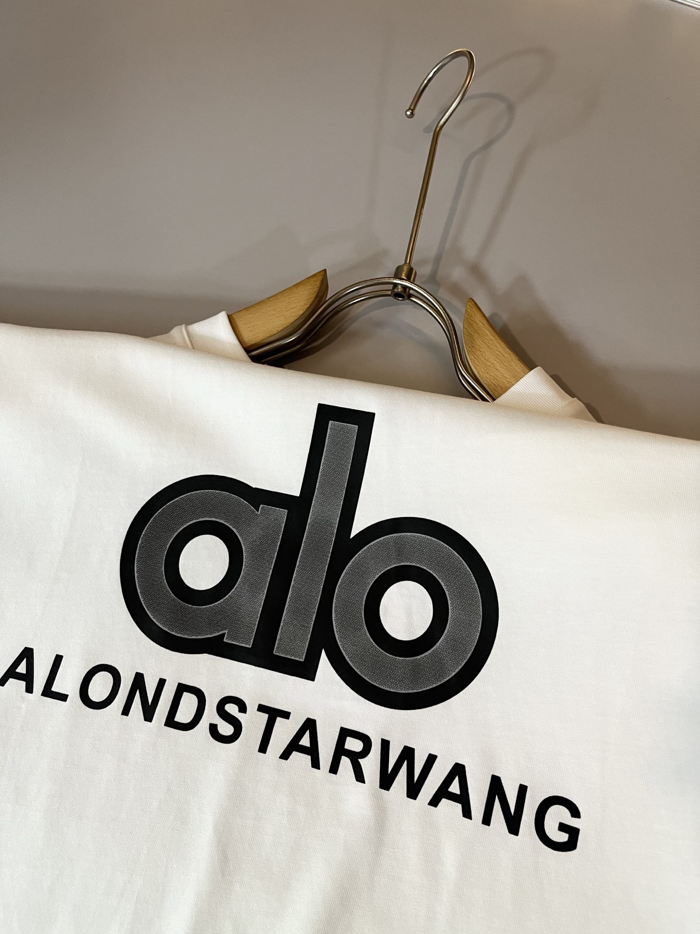 Alo2026春夏全新系列单品上线，非常时髦前卫的一款男女同款短袖T恤，标识logo图案刺绣修饰！区别于