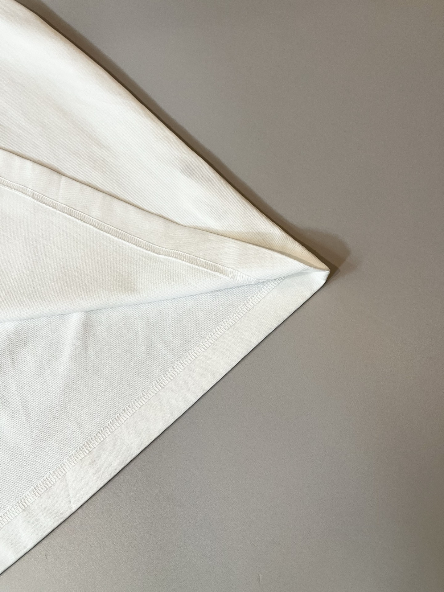 Alo2026春夏全新系列单品上线，非常时髦前卫的一款男女同款短袖T恤，标识logo图案刺绣修饰！区别于