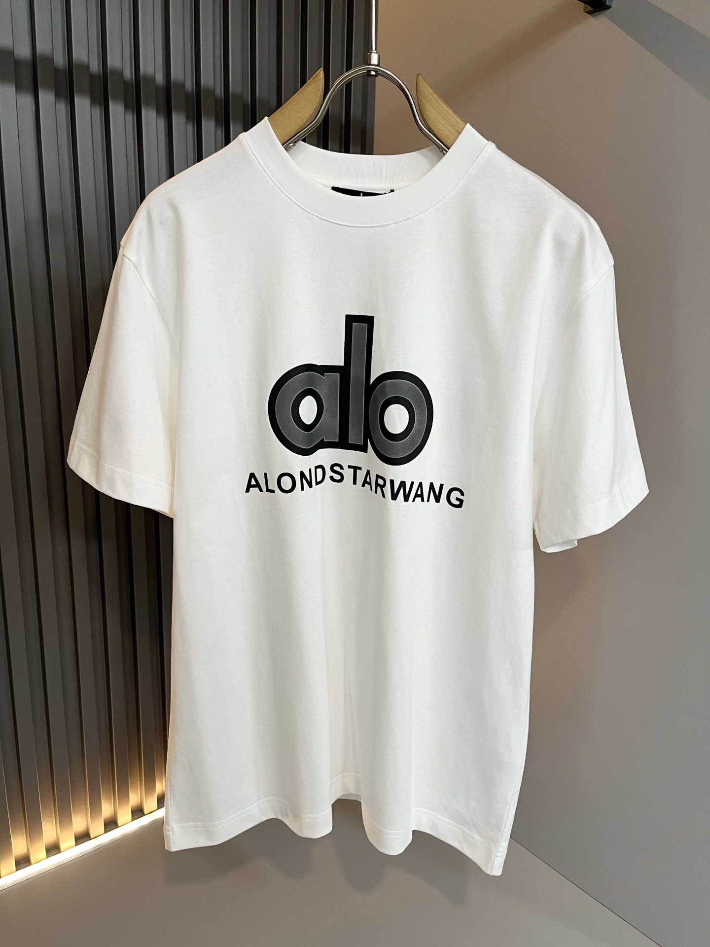 Alo2026春夏全新系列单品上线，非常时髦前卫的一款男女同款短袖T恤，标识logo图案刺绣修饰！区别于