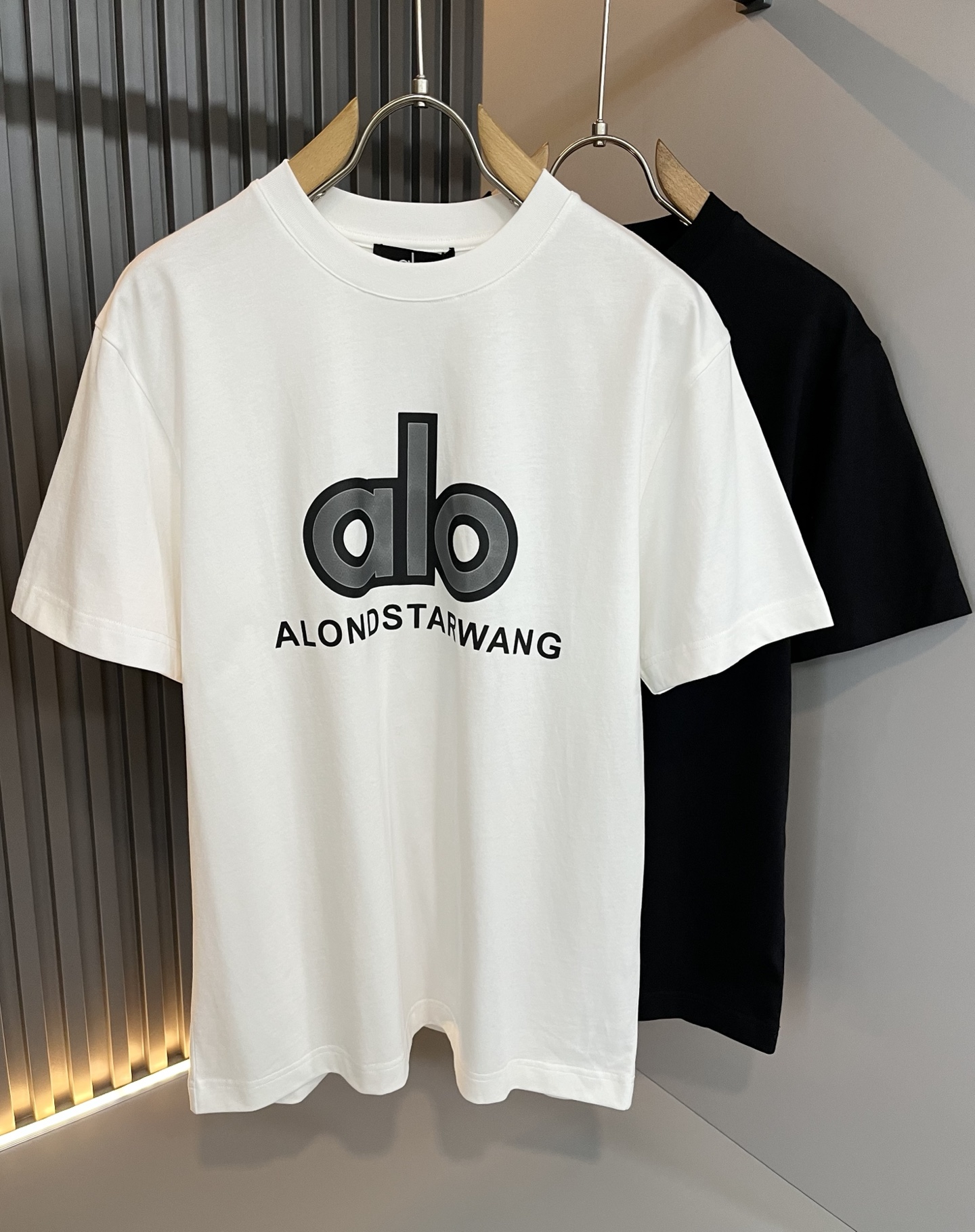 Alo2026春夏全新系列单品上线，非常时髦前卫的一款男女同款短袖T恤，标识logo图案刺绣修饰！区别于