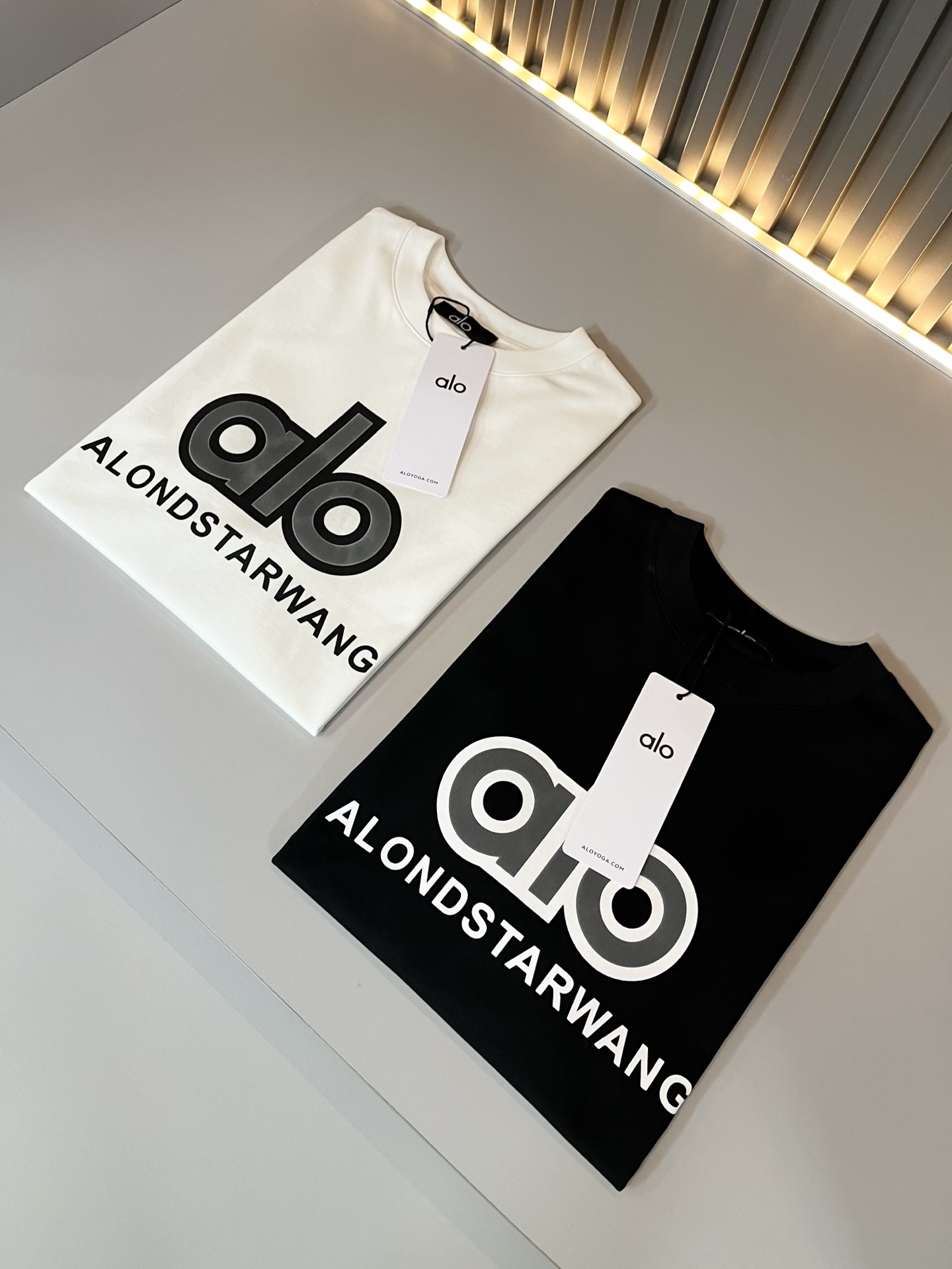 Alo2026春夏全新系列单品上线，非常时髦前卫的一款男女同款短袖T恤，标识logo图案刺绣修饰！区别于