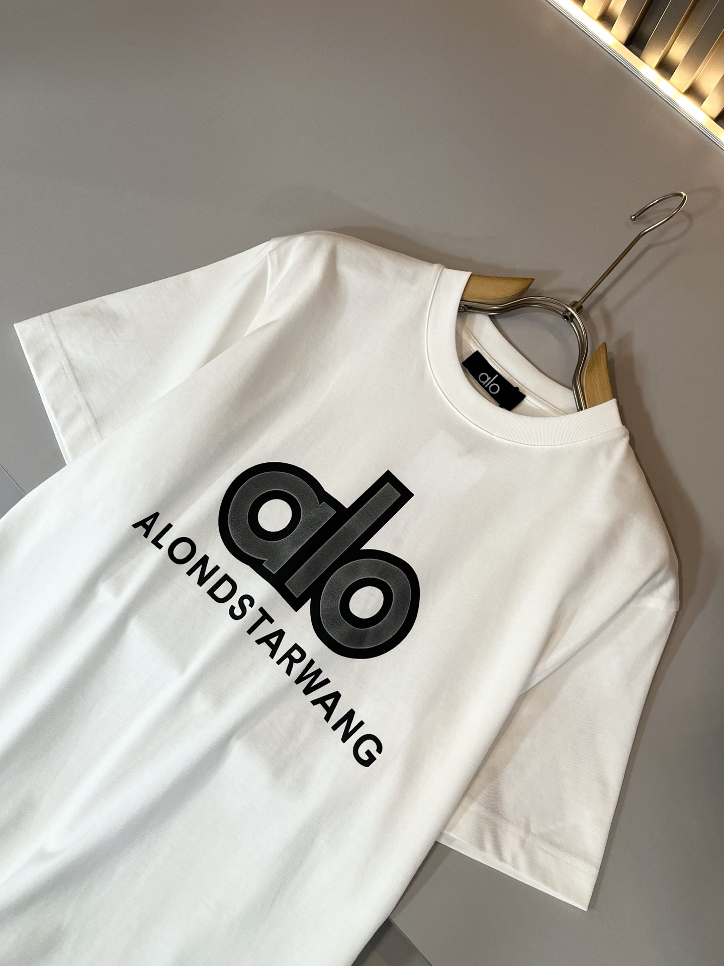 Alo2026春夏全新系列单品上线，非常时髦前卫的一款男女同款短袖T恤，标识logo图案刺绣修饰！区别于