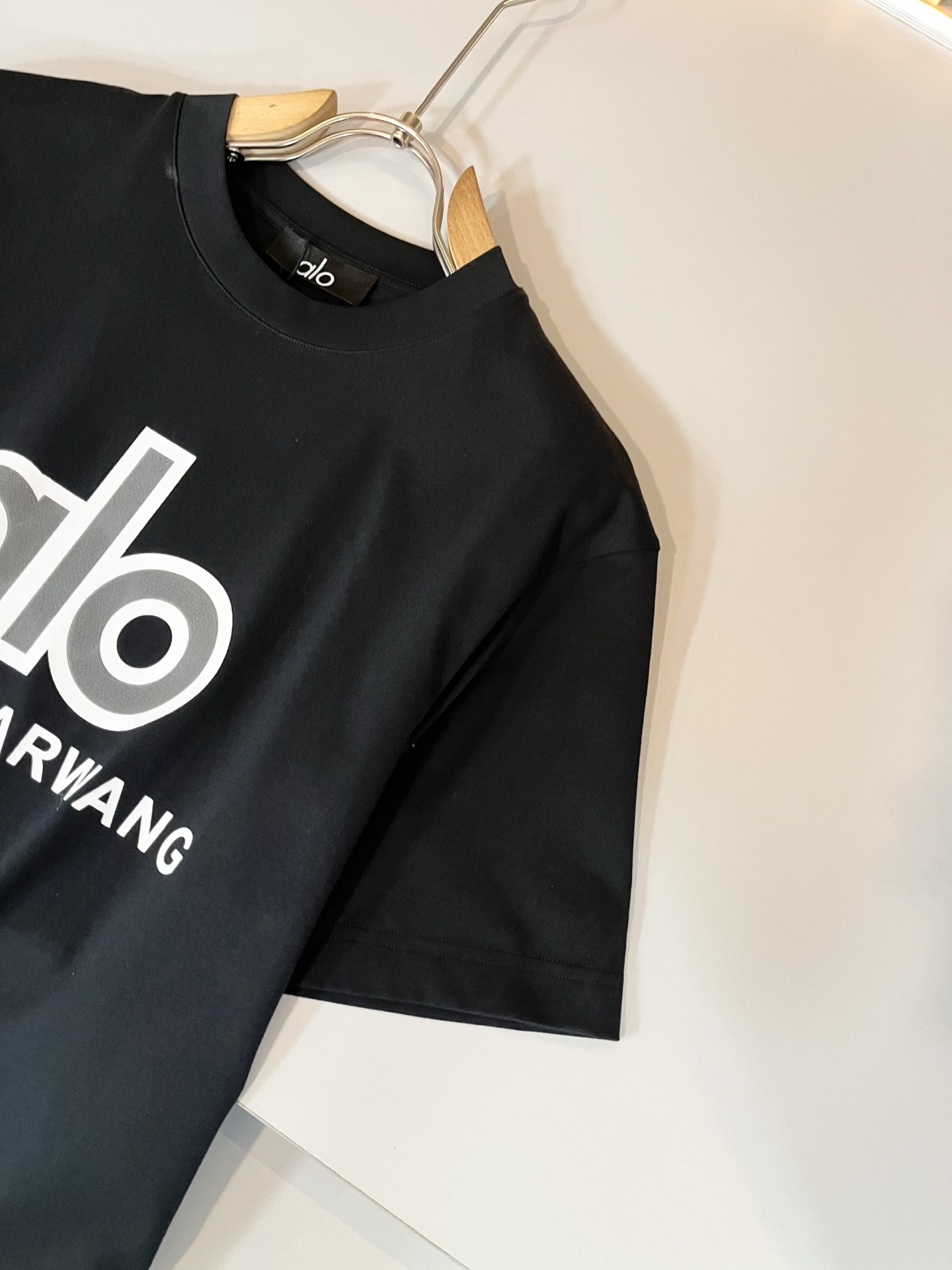 Alo2026春夏全新系列单品上线，非常时髦前卫的一款男女同款短袖T恤，标识logo图案刺绣修饰！区别于