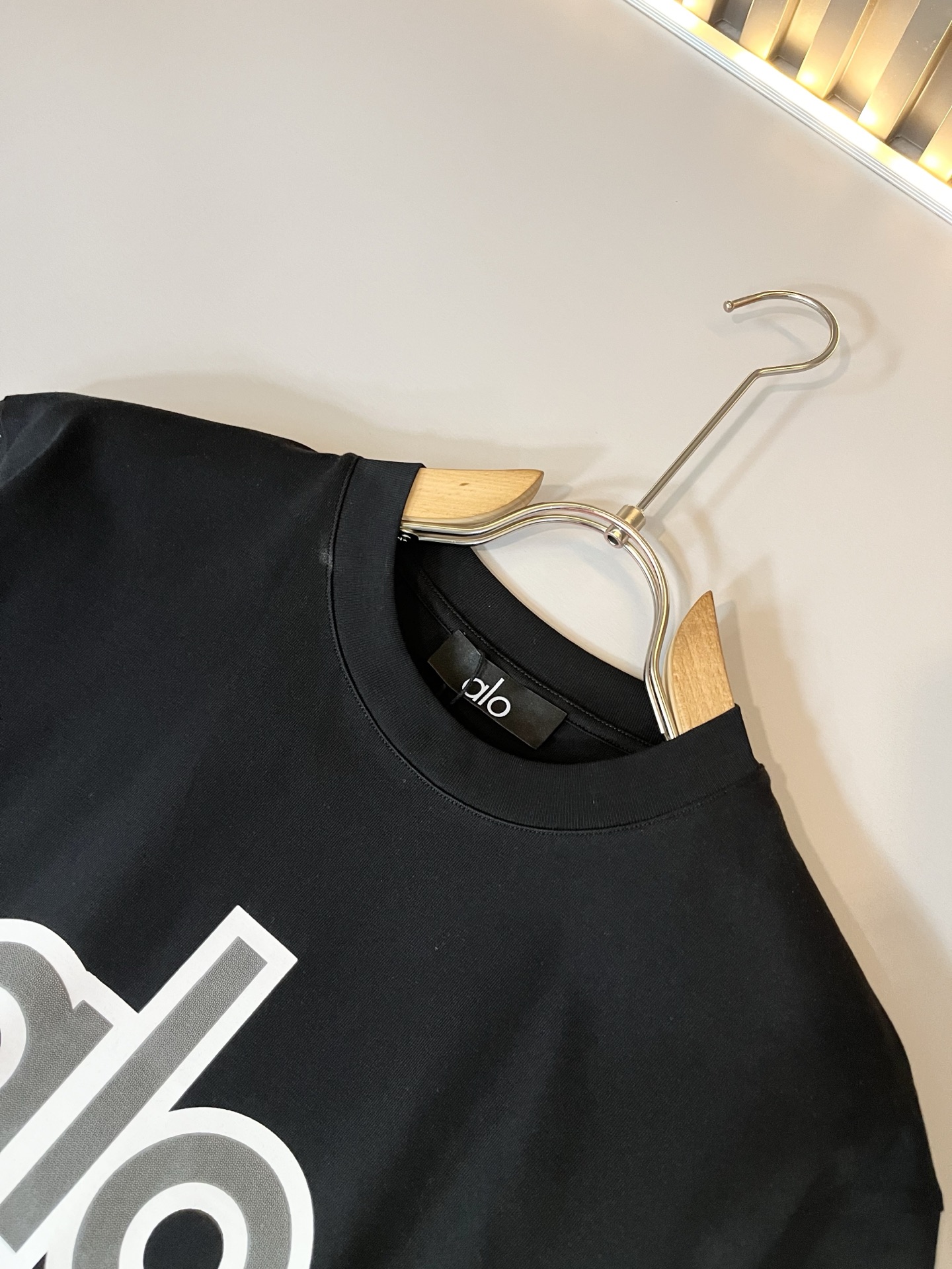 Alo2026春夏全新系列单品上线，非常时髦前卫的一款男女同款短袖T恤，标识logo图案刺绣修饰！区别于