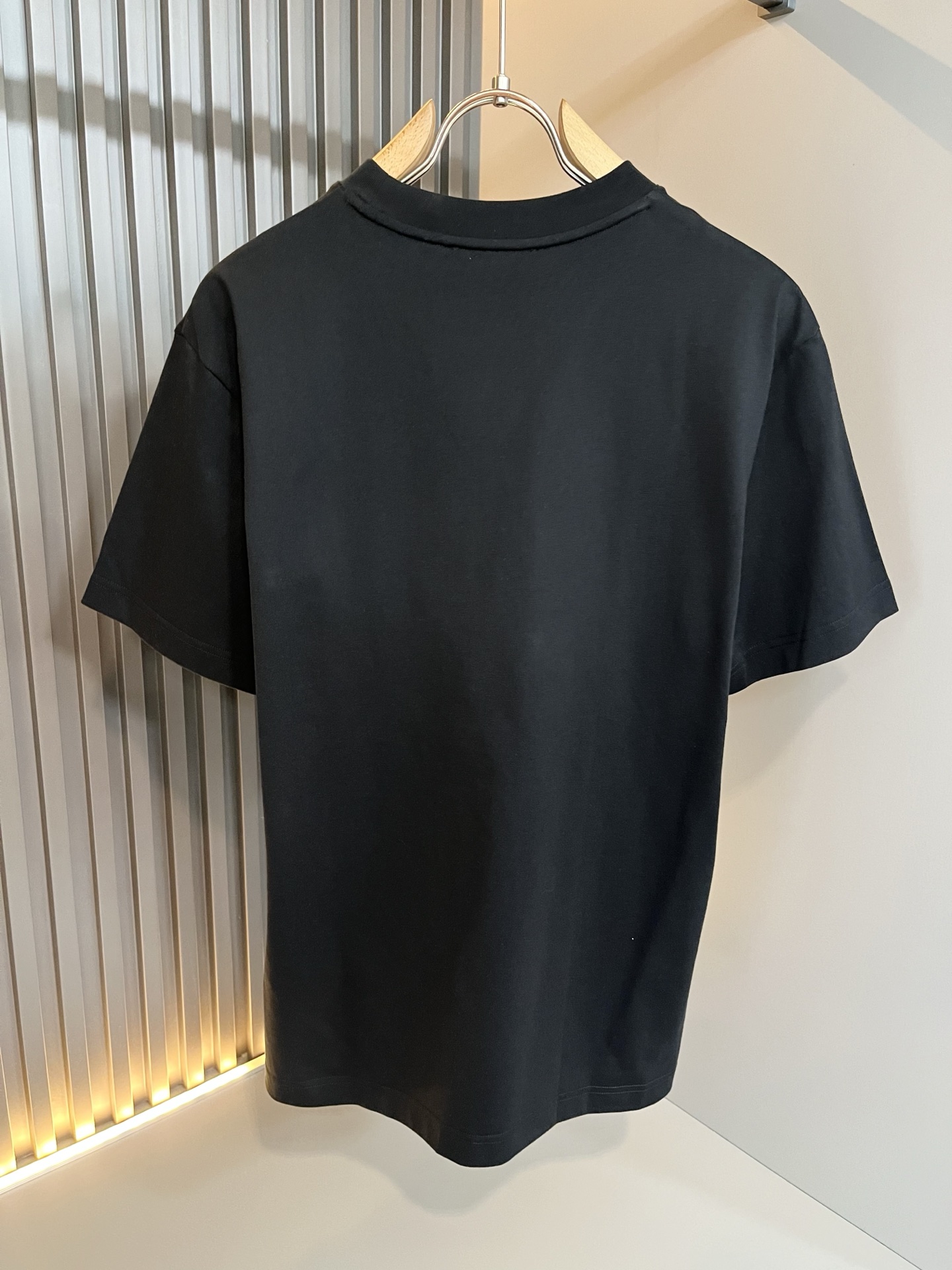 Alo2026春夏全新系列单品上线，非常时髦前卫的一款男女同款短袖T恤，标识logo图案刺绣修饰！区别于