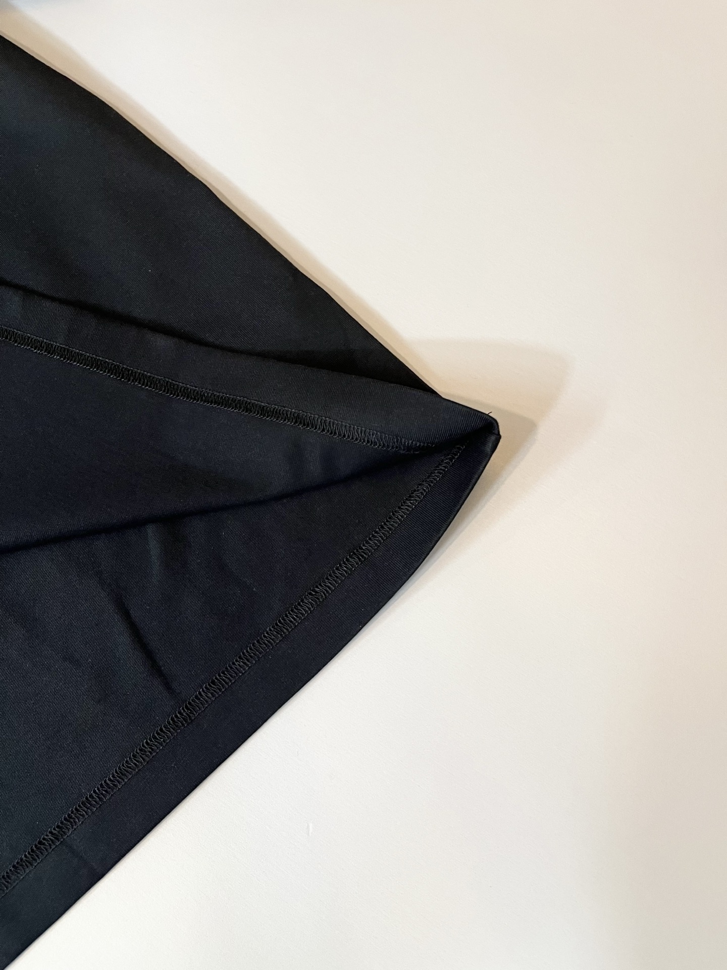 Alo2026春夏全新系列单品上线，非常时髦前卫的一款男女同款短袖T恤，标识logo图案刺绣修饰！区别于