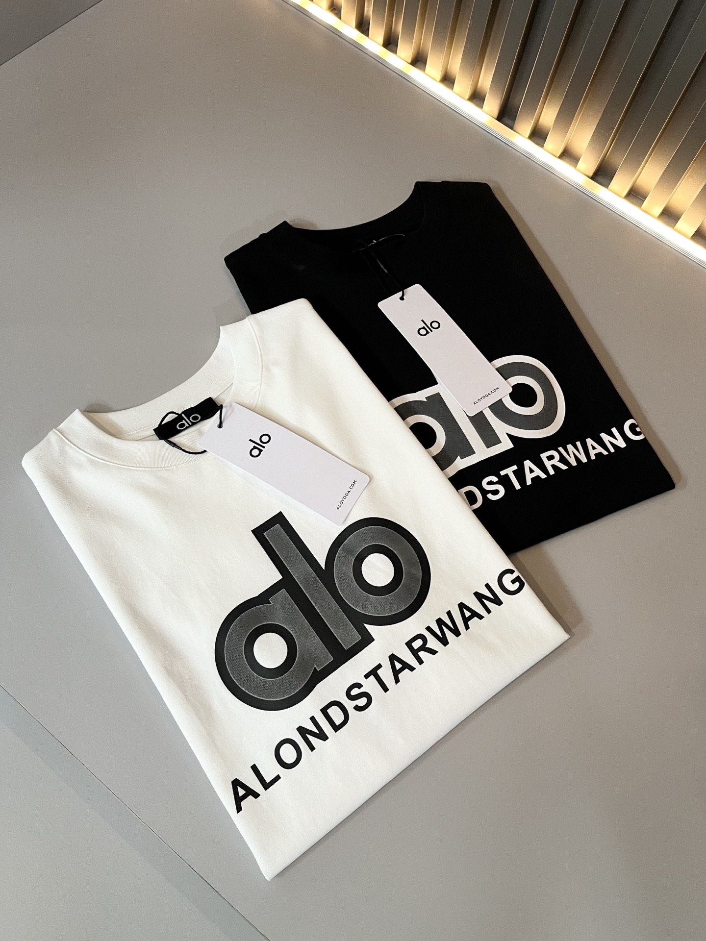 Alo2026春夏全新系列单品上线，非常时髦前卫的一款男女同款短袖T恤，标识logo图案刺绣修饰！区别于