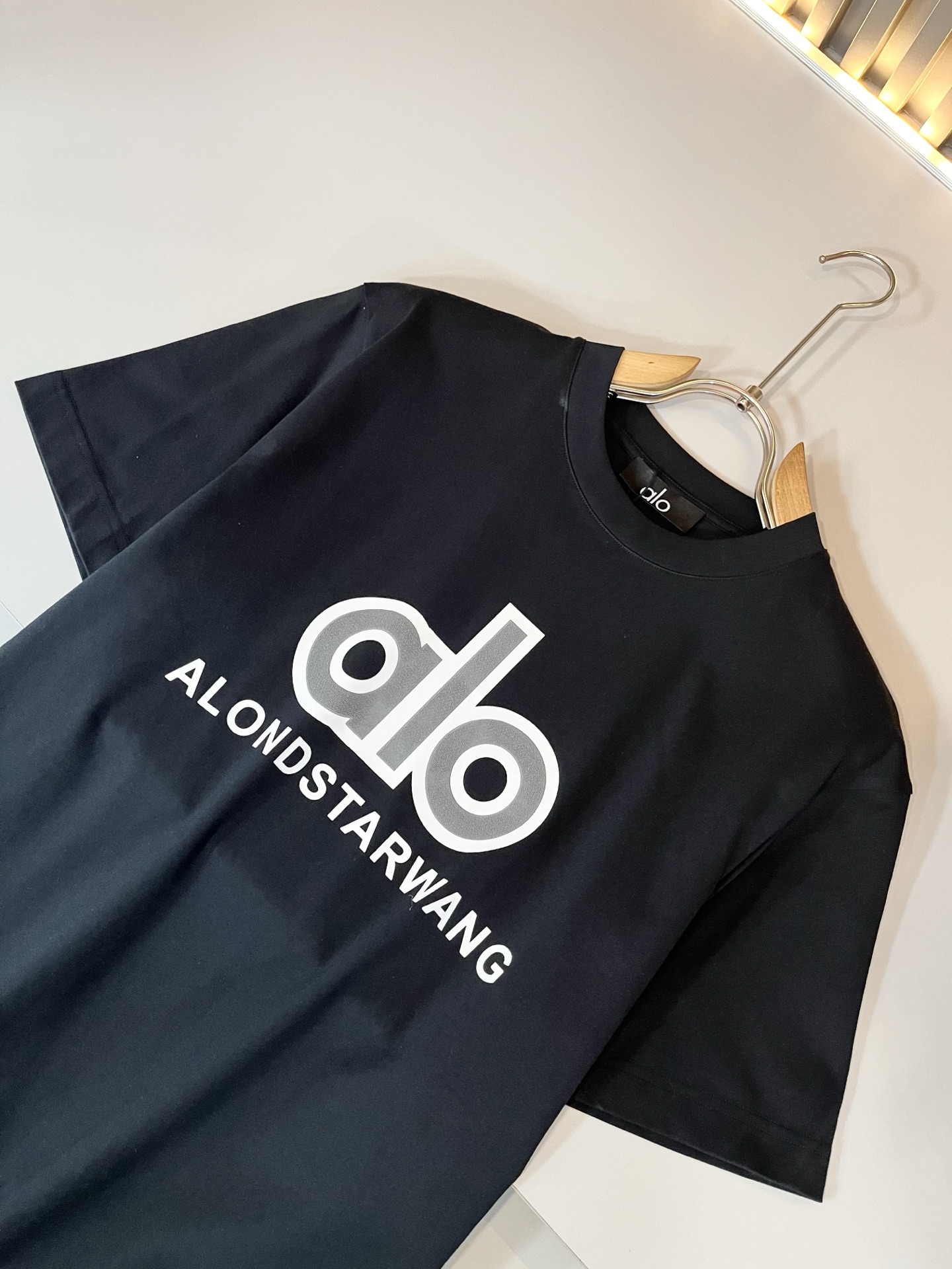 Alo2026春夏全新系列单品上线，非常时髦前卫的一款男女同款短袖T恤，标识logo图案刺绣修饰！区别于