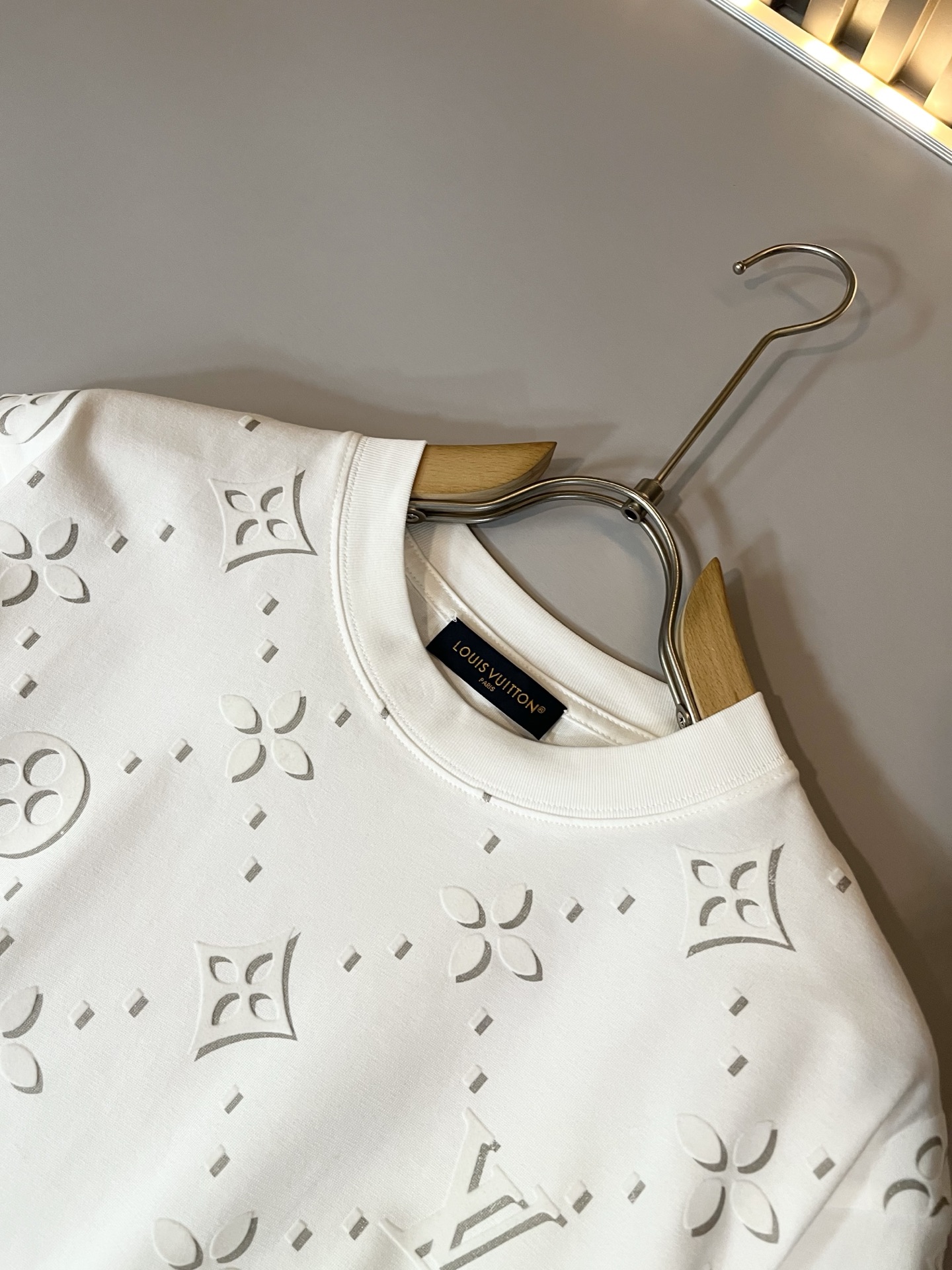 Louis Vuit*on 2026春夏路易家族轻奢Monogram印花工艺短袖T恤，男女同款👫背后反向