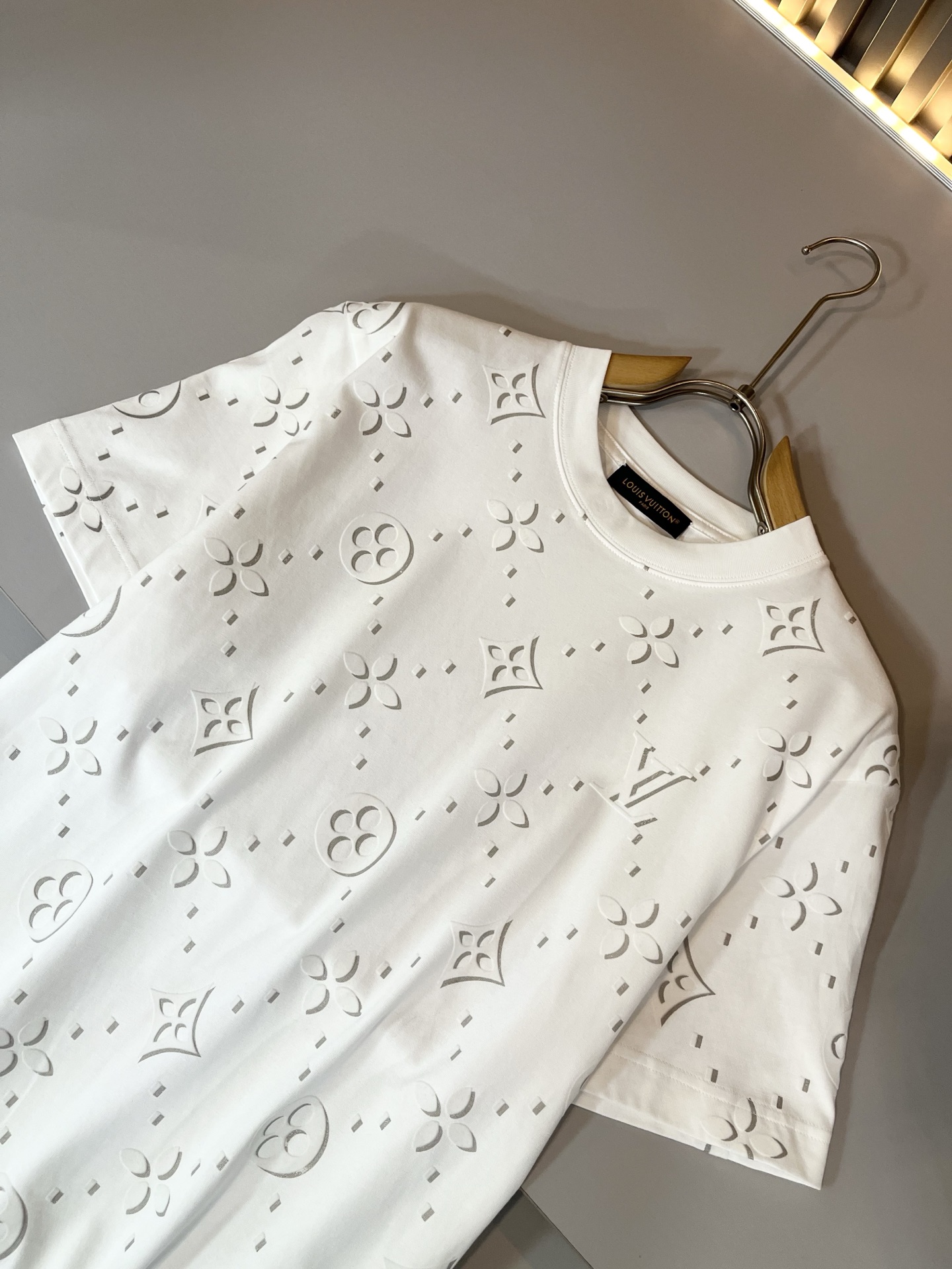 Louis Vuit*on 2026春夏路易家族轻奢Monogram印花工艺短袖T恤，男女同款👫背后反向