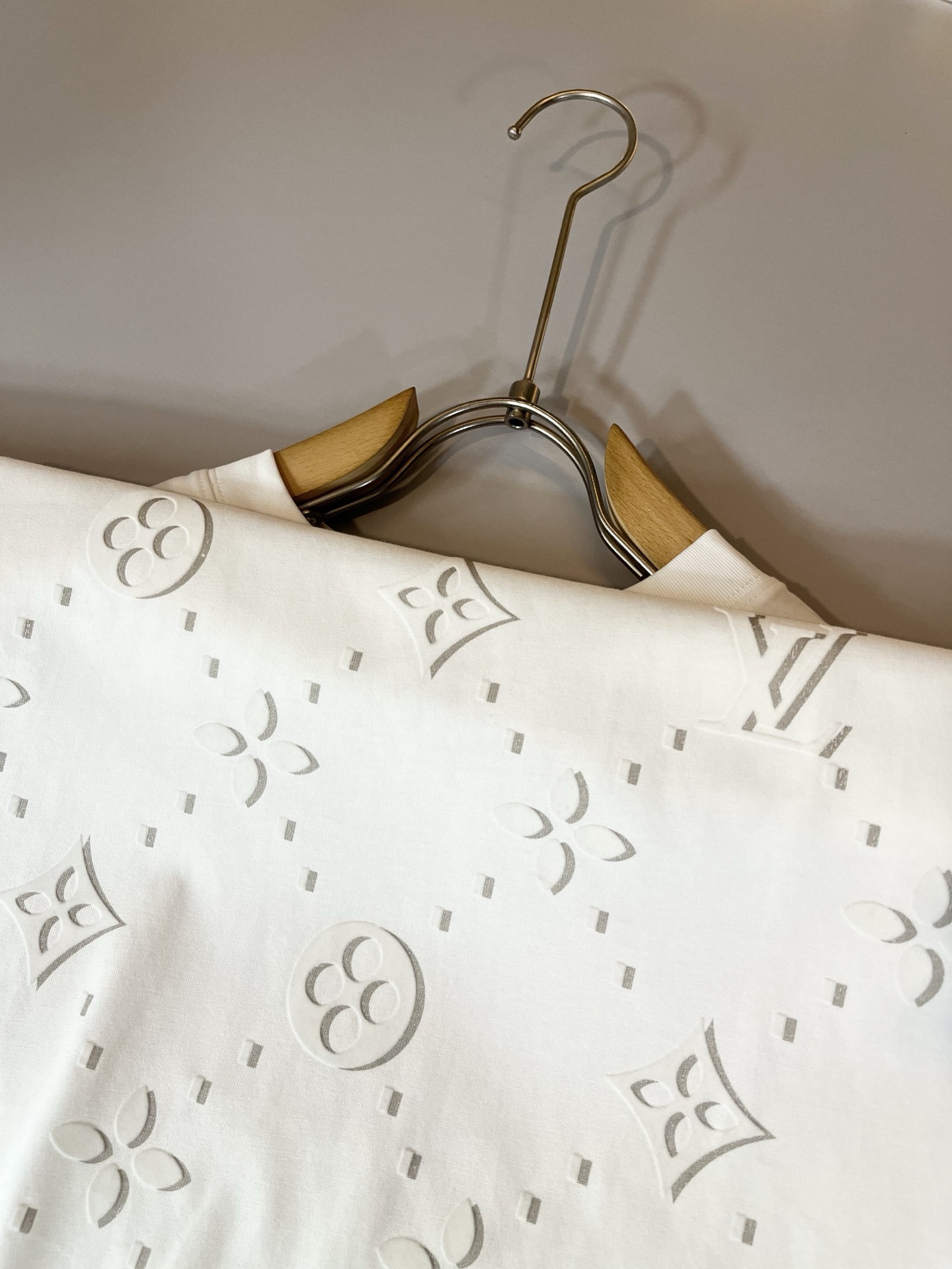 Louis Vuit*on 2026春夏路易家族轻奢Monogram印花工艺短袖T恤，男女同款👫背后反向