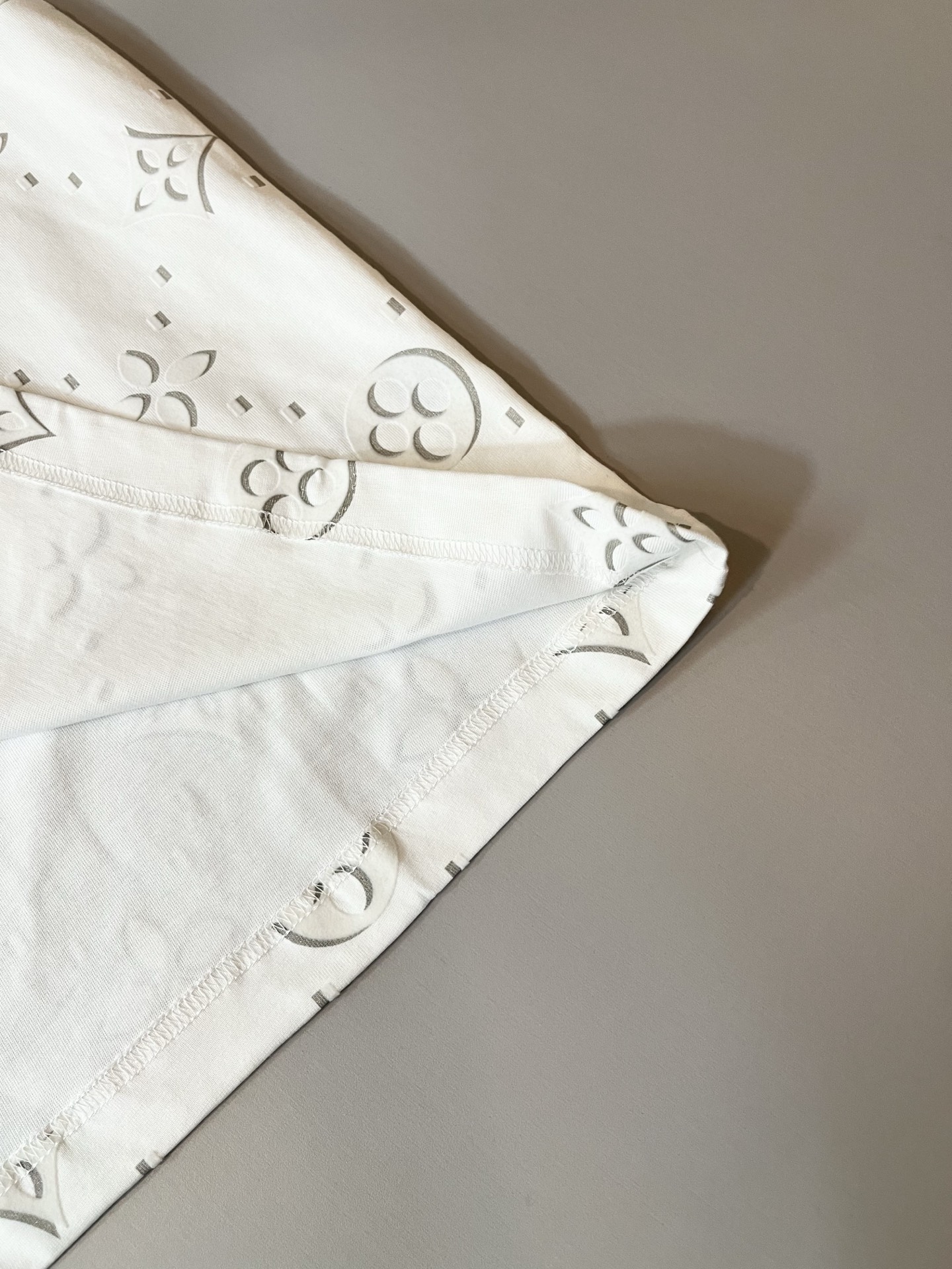 Louis Vuit*on 2026春夏路易家族轻奢Monogram印花工艺短袖T恤，男女同款👫背后反向