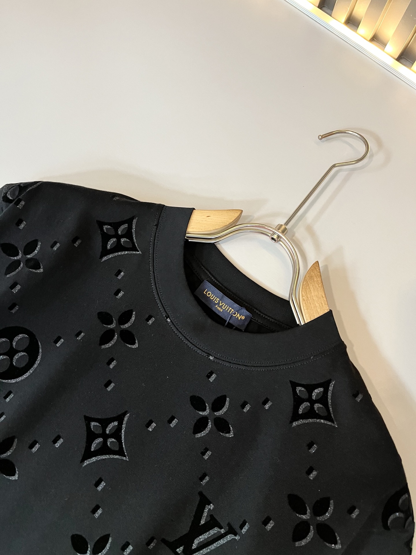 Louis Vuit*on 2026春夏路易家族轻奢Monogram印花工艺短袖T恤，男女同款👫背后反向