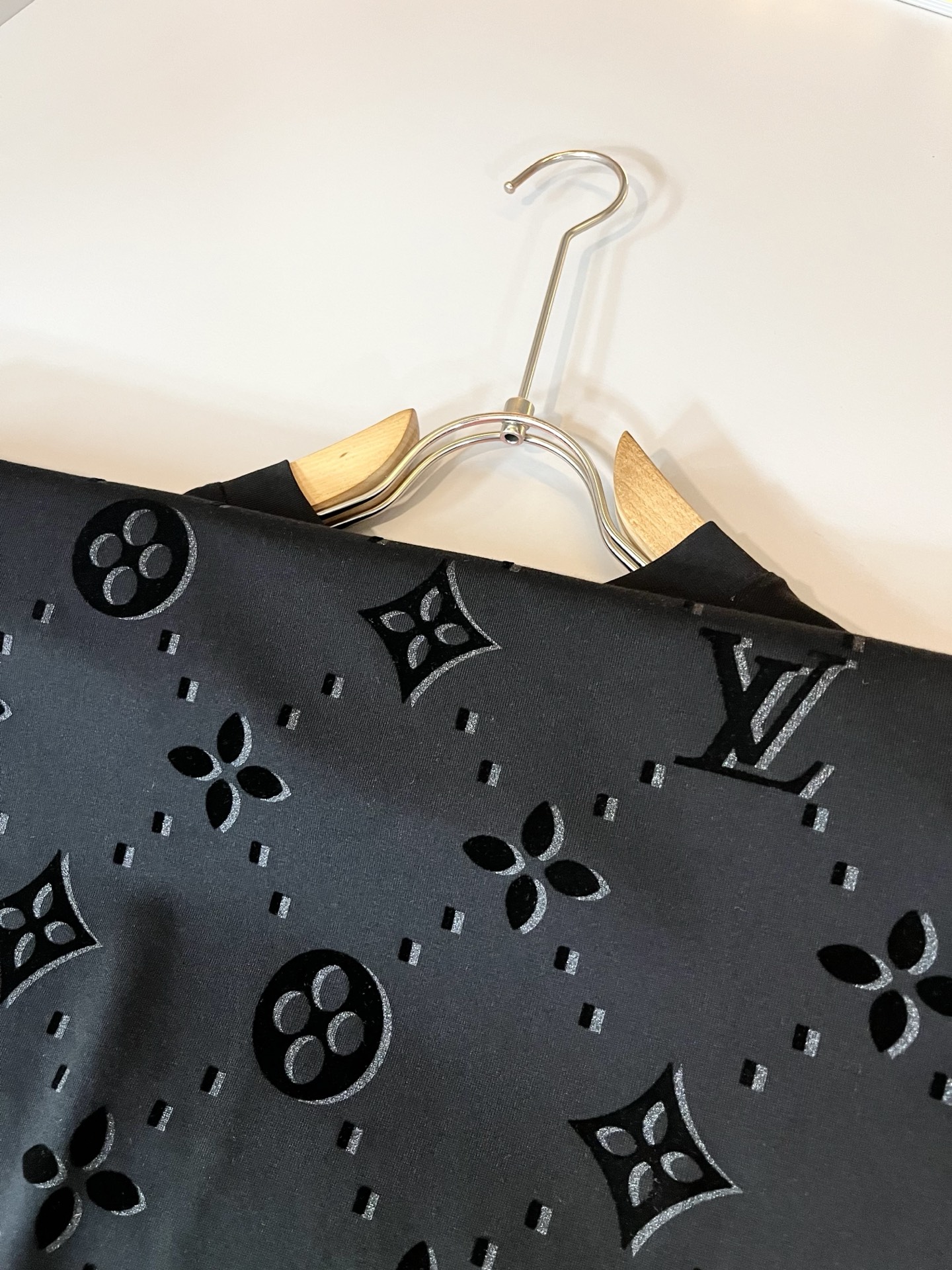 Louis Vuit*on 2026春夏路易家族轻奢Monogram印花工艺短袖T恤，男女同款👫背后反向