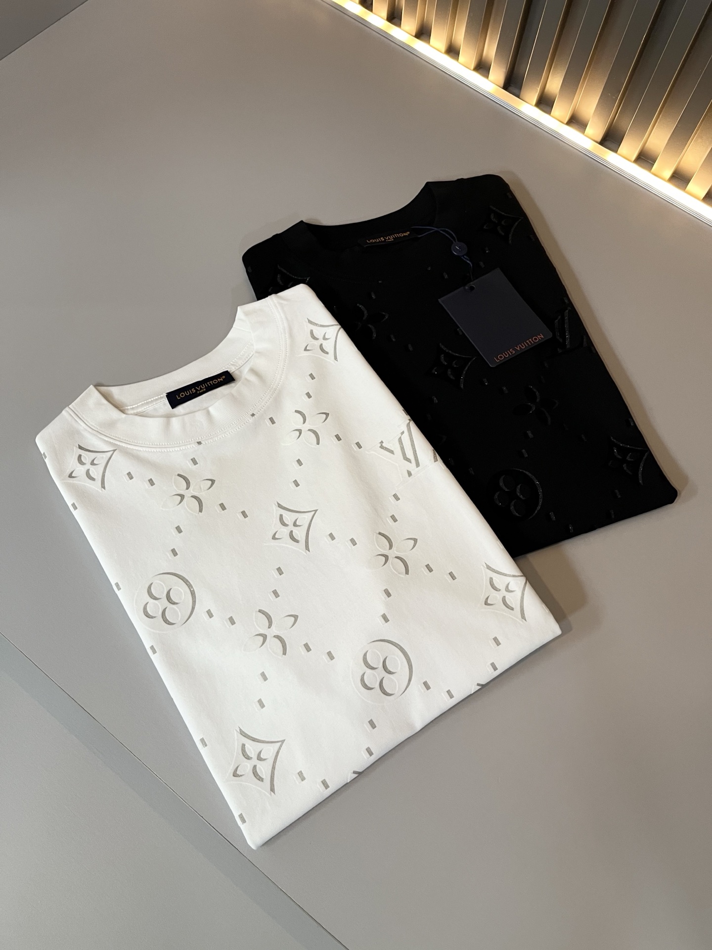 Louis Vuit*on 2026春夏路易家族轻奢Monogram印花工艺短袖T恤，男女同款👫背后反向