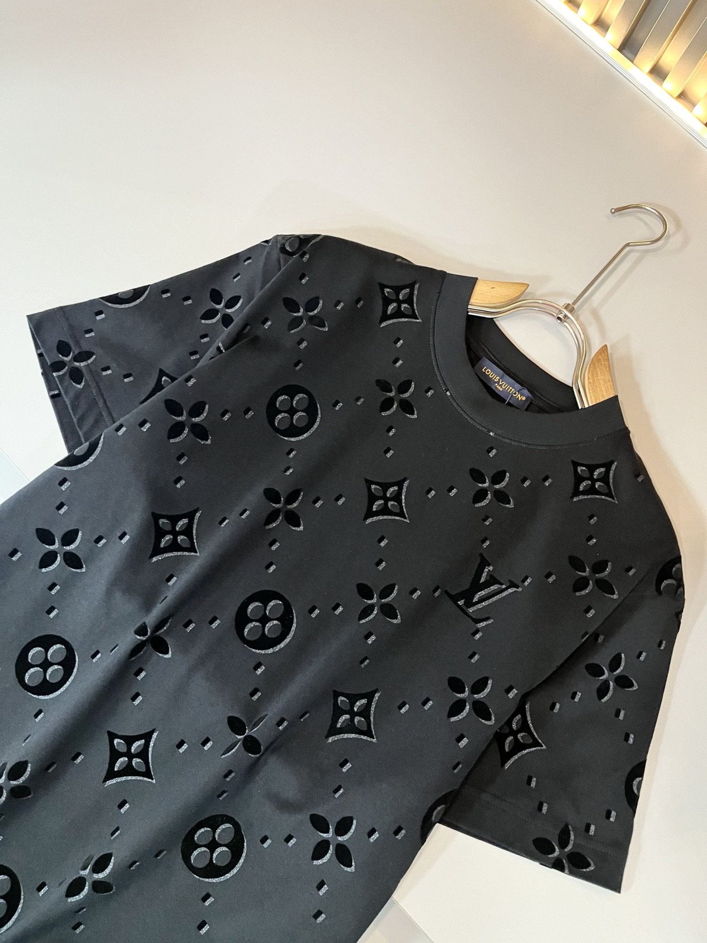 Louis Vuit*on 2026春夏路易家族轻奢Monogram印花工艺短袖T恤，男女同款👫背后反向