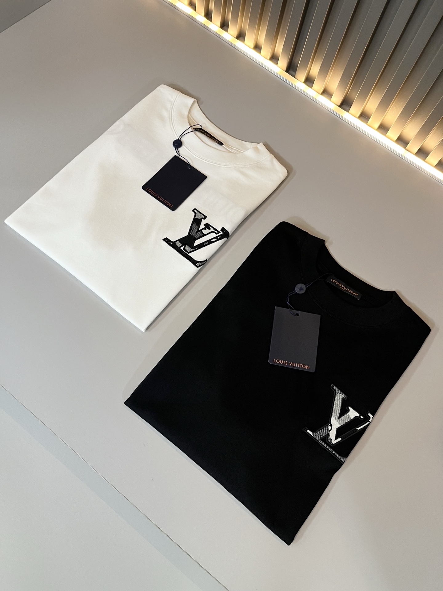 LouisVuitt*路易*登 2026春夏全新系列单品上线，非常时髦前卫的一款男女同款短袖T恤，标识l