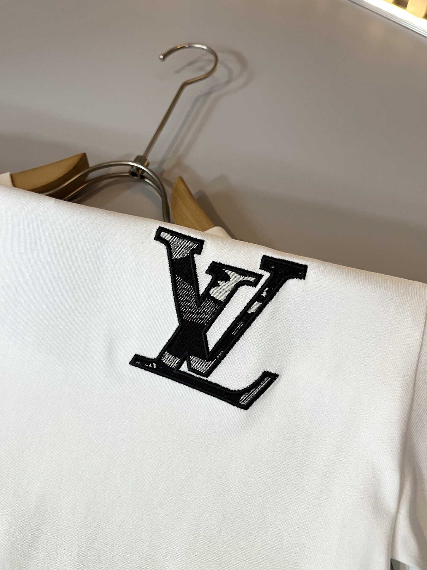 LouisVuitt*路易*登 2026春夏全新系列单品上线，非常时髦前卫的一款男女同款短袖T恤，标识l