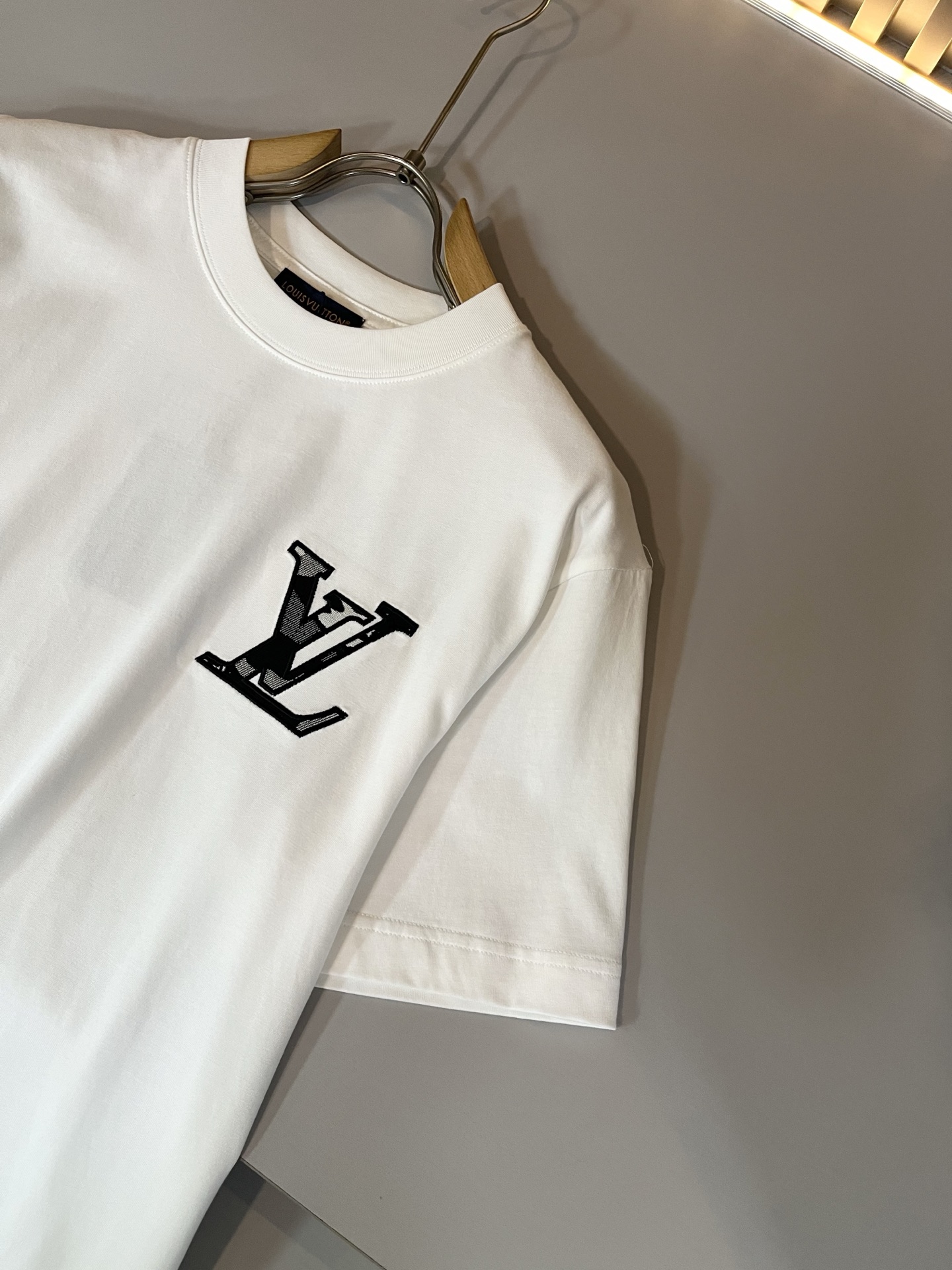 LouisVuitt*路易*登 2026春夏全新系列单品上线，非常时髦前卫的一款男女同款短袖T恤，标识l