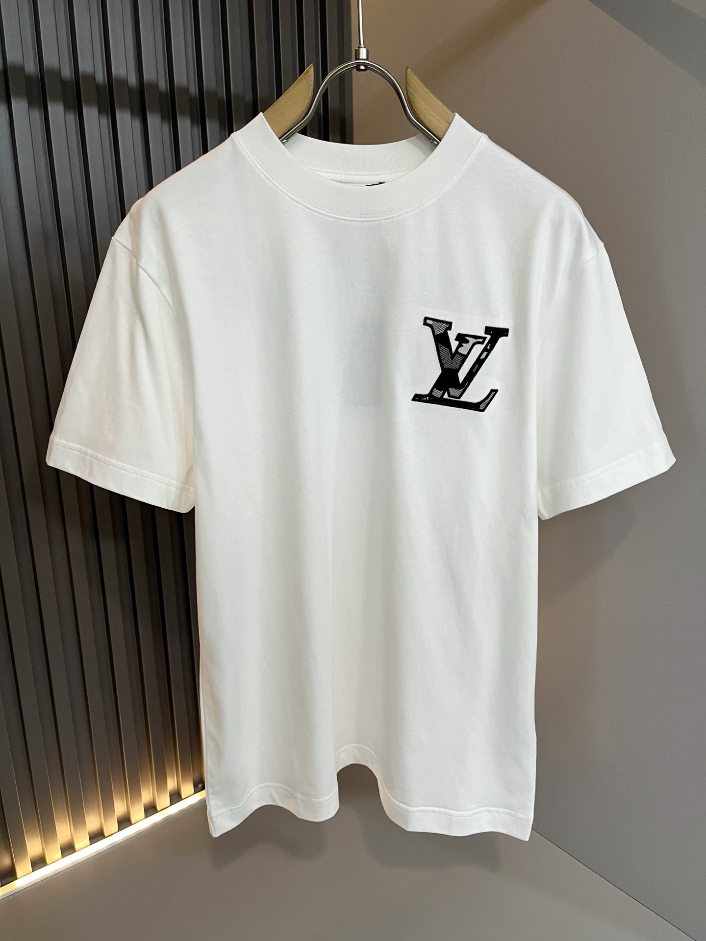 LouisVuitt*路易*登 2026春夏全新系列单品上线，非常时髦前卫的一款男女同款短袖T恤，标识l