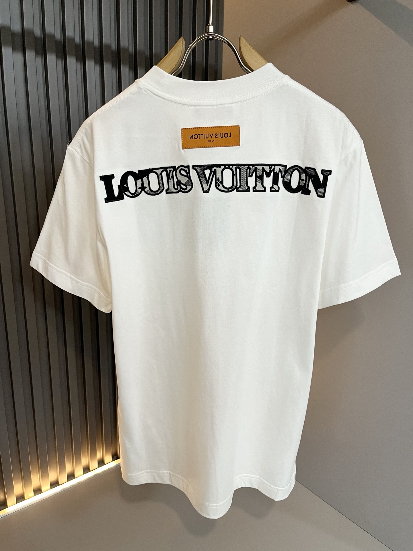 LouisVuitt*路易*登 2026春夏全新系列单品上线，非常时髦前卫的一款男女同款短袖T恤，标识l