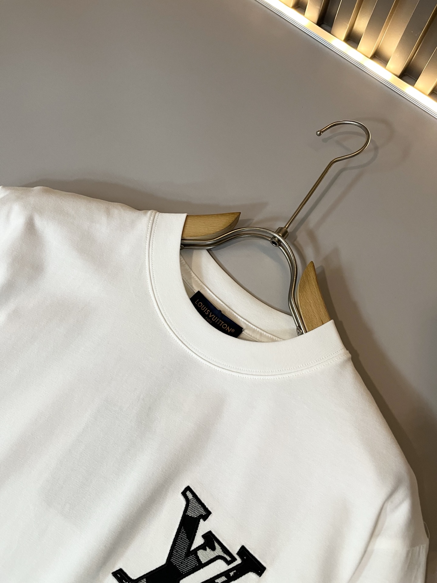 LouisVuitt*路易*登 2026春夏全新系列单品上线，非常时髦前卫的一款男女同款短袖T恤，标识l