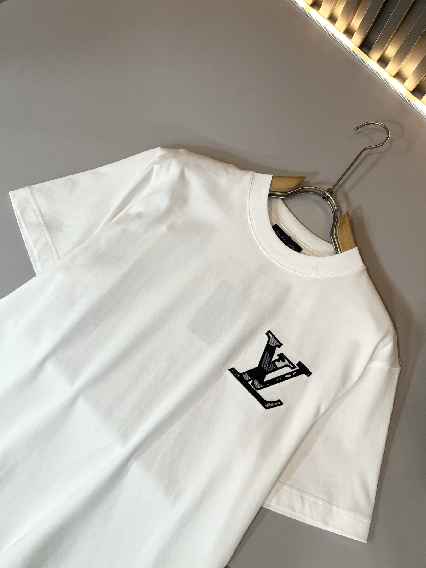 LouisVuitt*路易*登 2026春夏全新系列单品上线，非常时髦前卫的一款男女同款短袖T恤，标识l