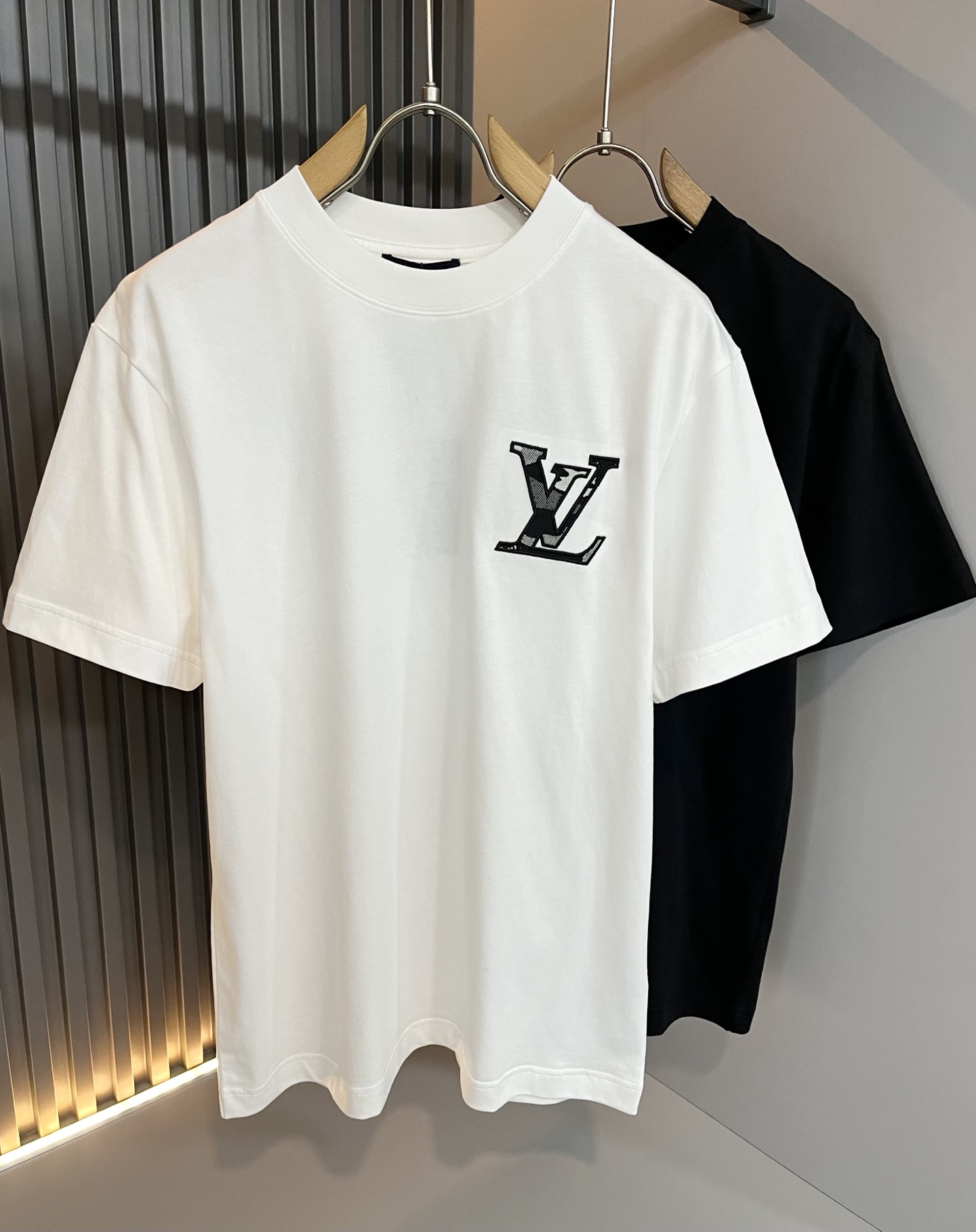 LouisVuitt*路易*登 2026春夏全新系列单品上线，非常时髦前卫的一款男女同款短袖T恤，标识l